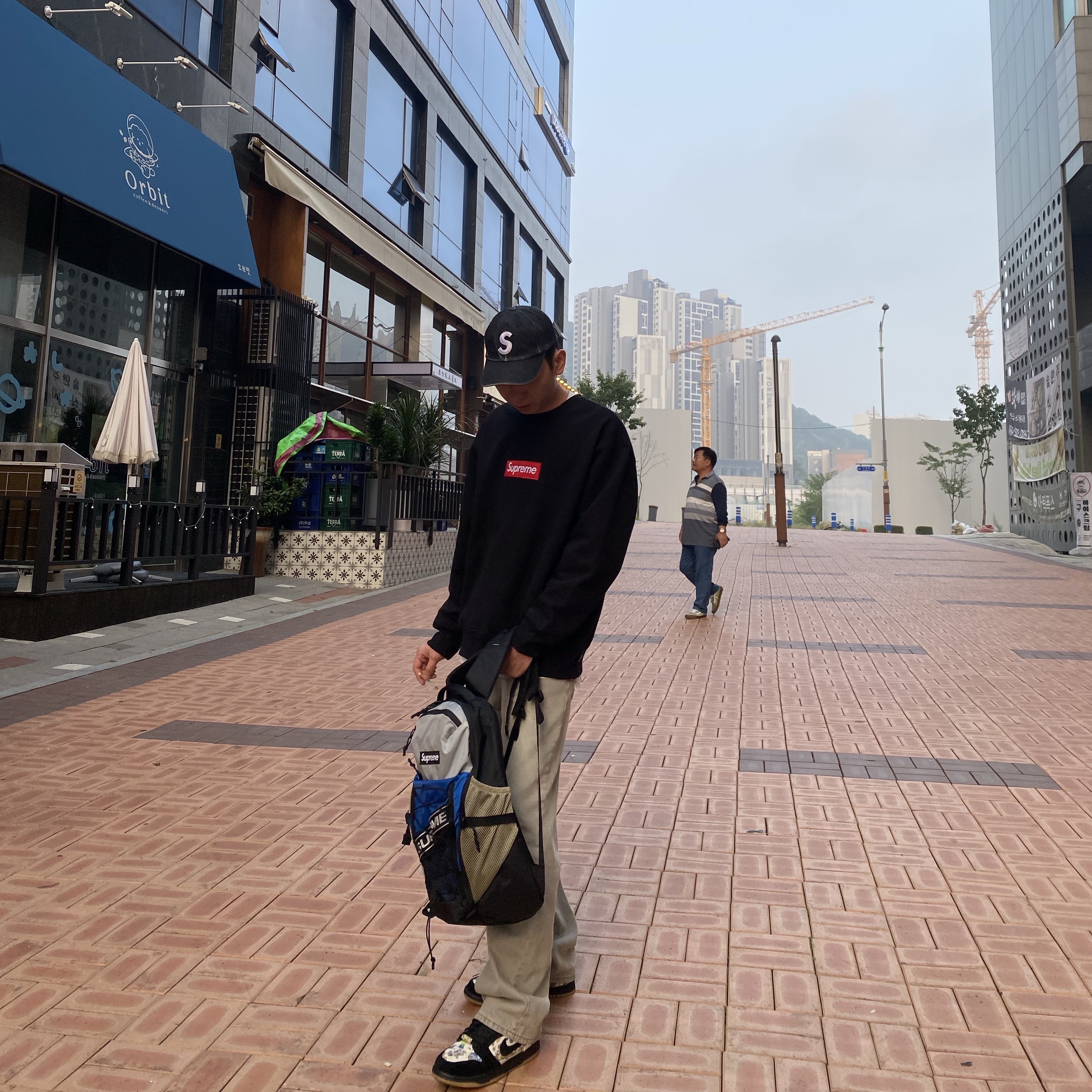 Supreme Backpack Blue - 23FW, Supreme Pigment Canvas S Logo 6-Panel Black - 23SS 착용 스타일