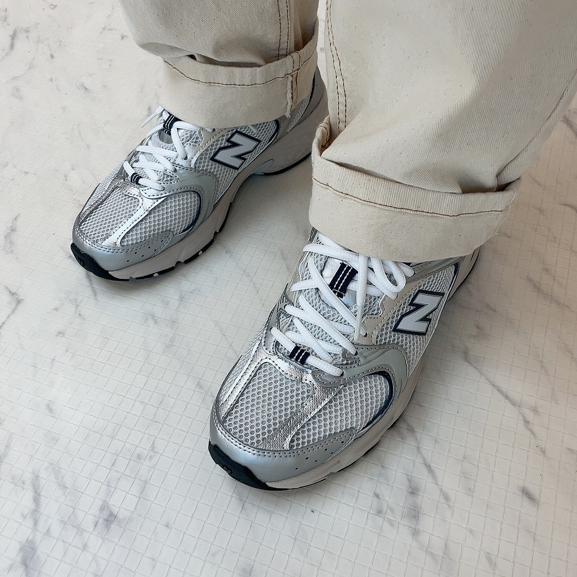 New Balance 530 Steel Grey 착용 스타일 - 1