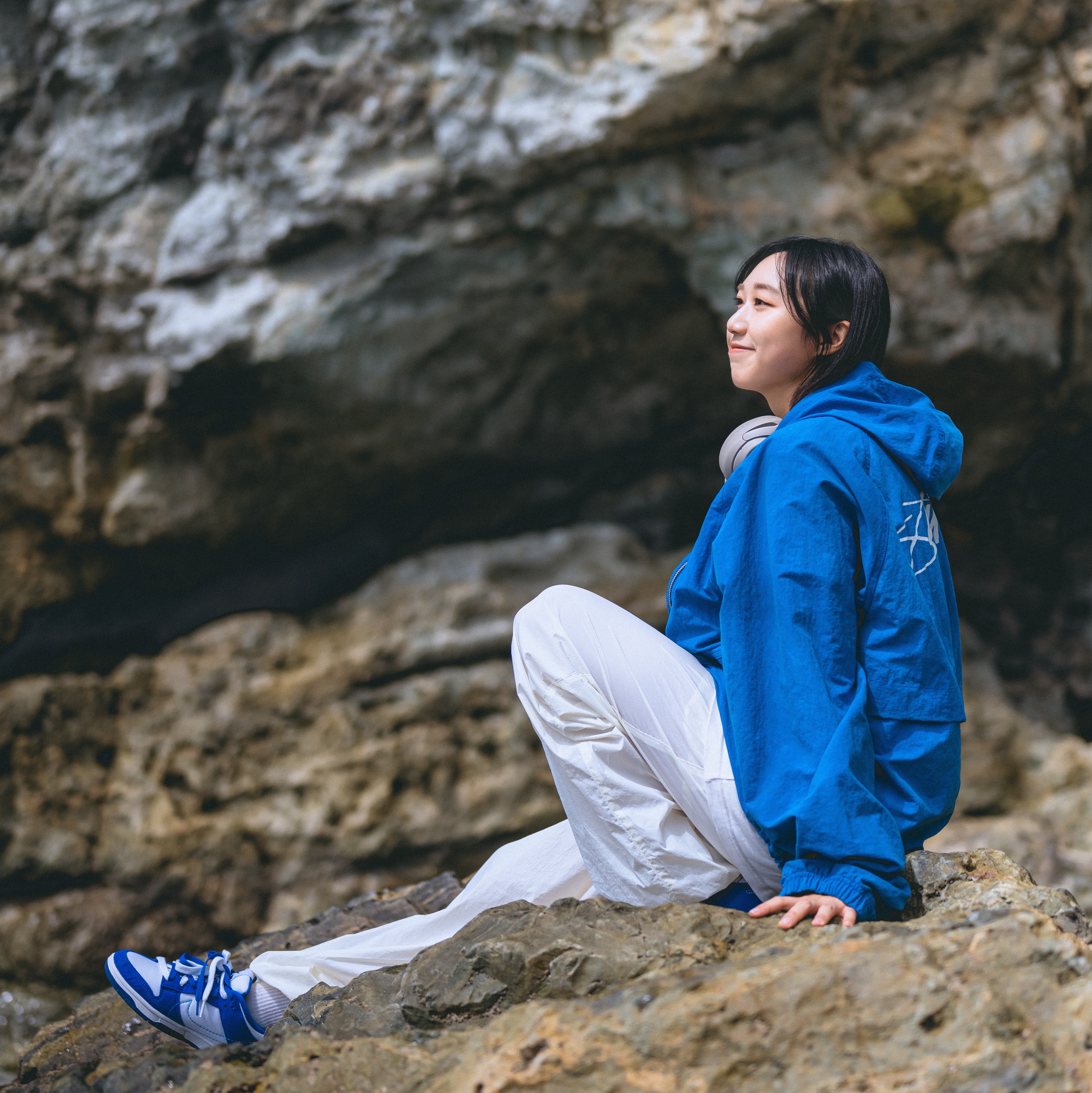 Stussy Wave Dye Beach Shell Jacket Cobalt, (W) Nike Dunk Low Disrupt 2 White and University Blue 착용 스타일 - 4