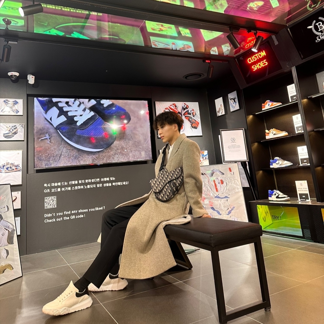 Dior Saddle Bag Beige & Black Dior Oblique Jacquard, Moncler Logo Baseball Cap Black - 24SS 착용 스타일 - 4