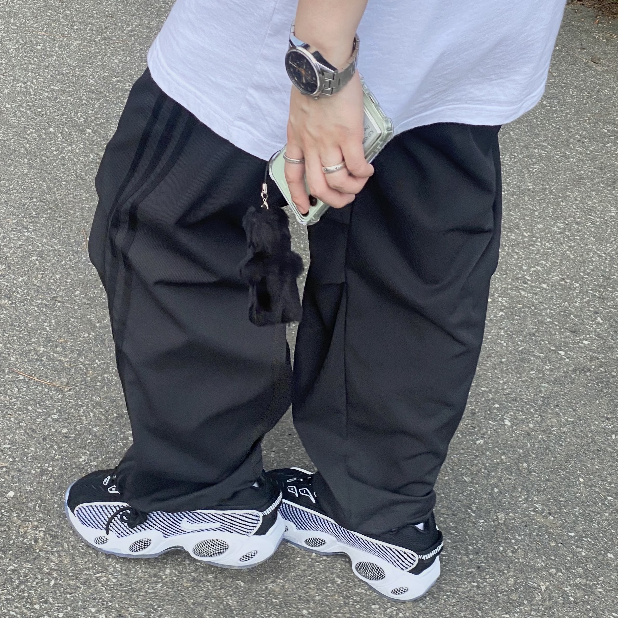 Arc'teryx Heliad 15 Backpack Black, Nike x Drake Nocta Glide Black White Clear 착용 스타일 - 2