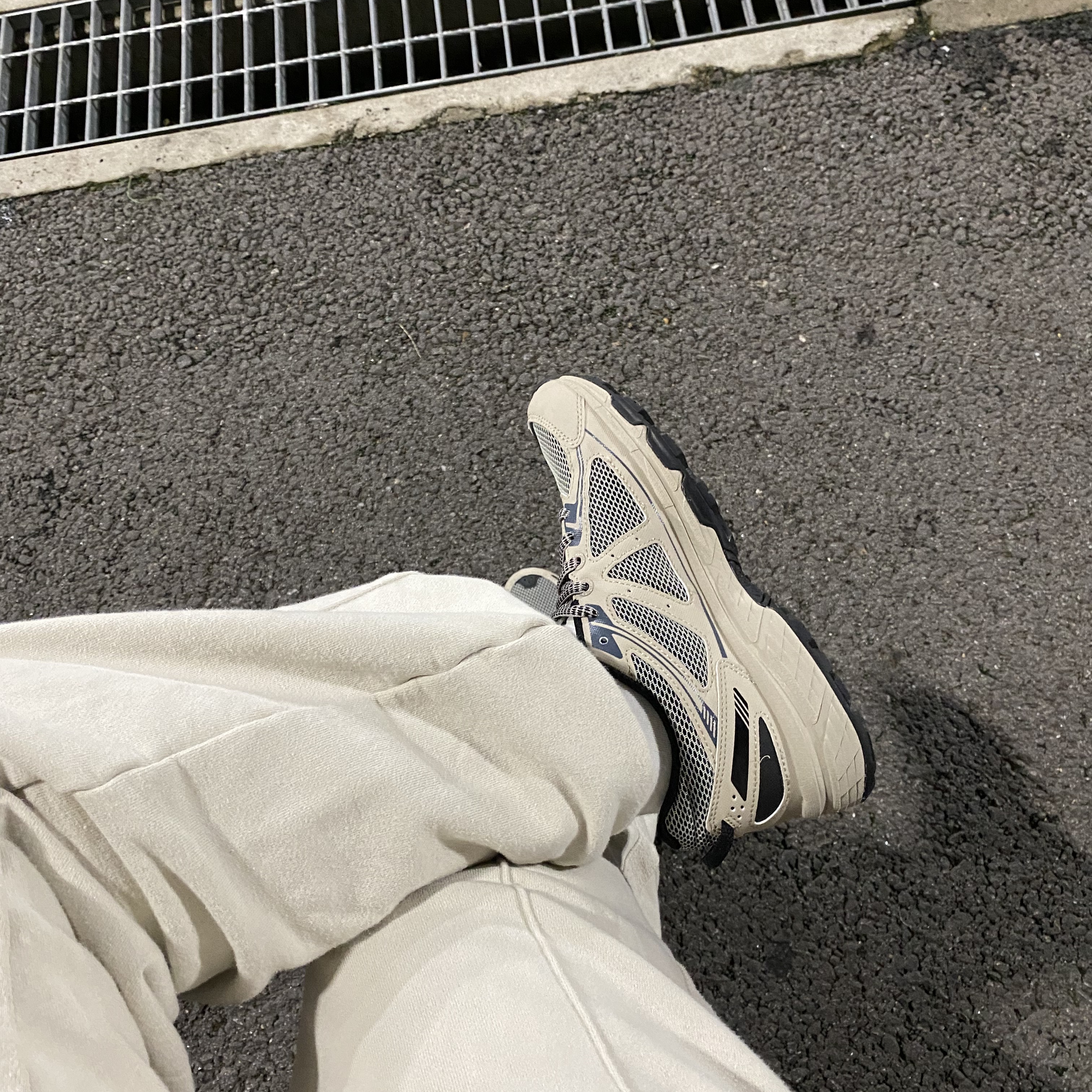 Asics Gel-Venture 6 Feather Grey Black 착용 스타일 - 1