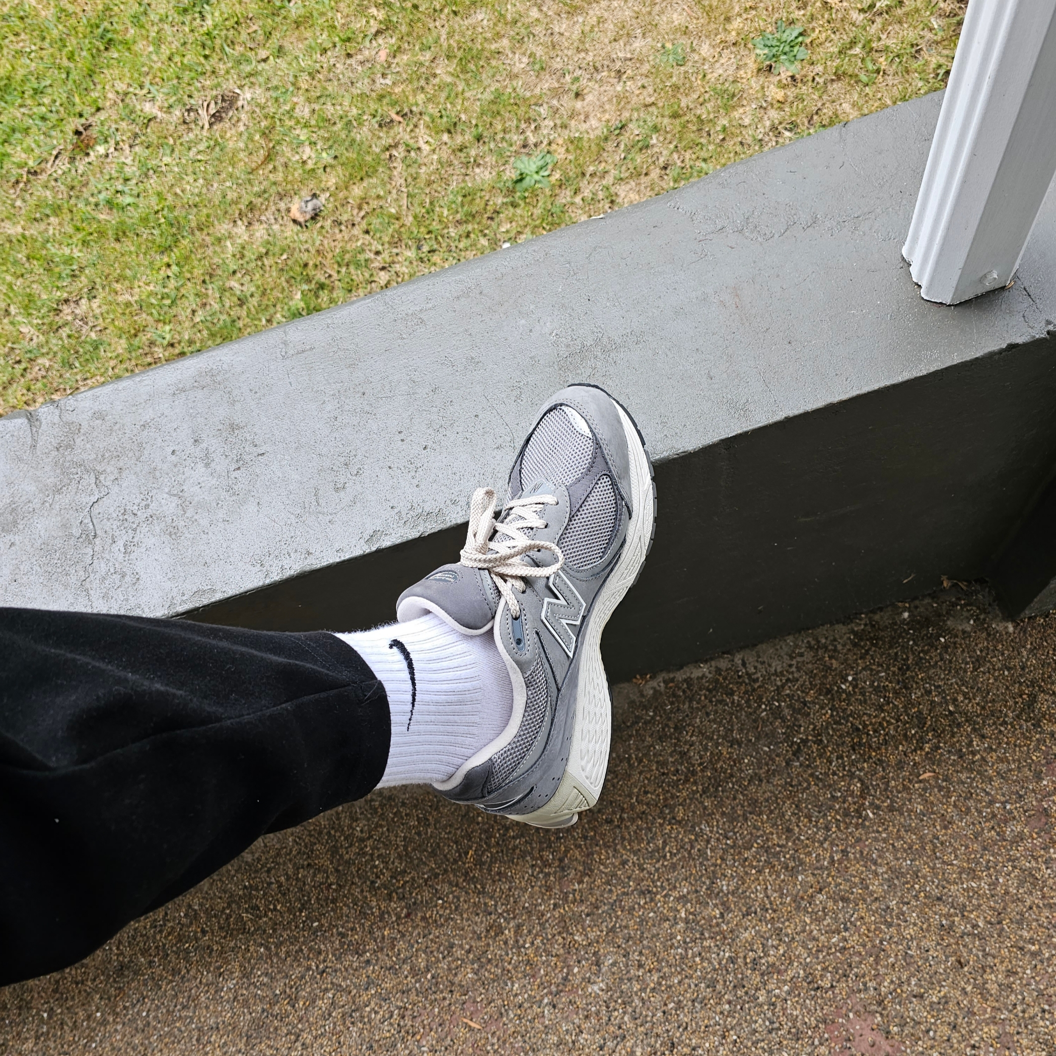 New Balance 2002R Premium Vintage Grey 착용 스타일 - 2