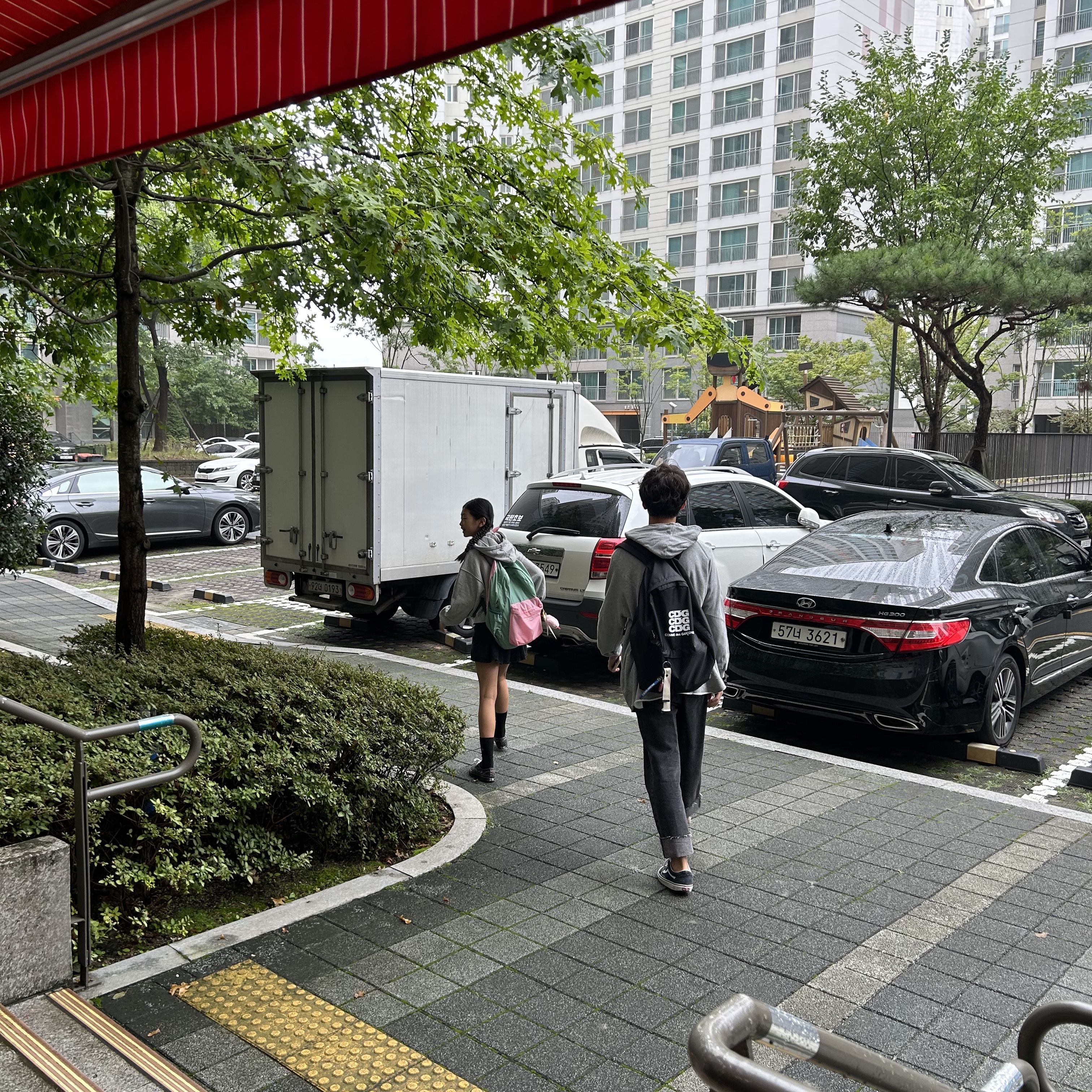 CDG Backpack Black 착용 스타일 - 2