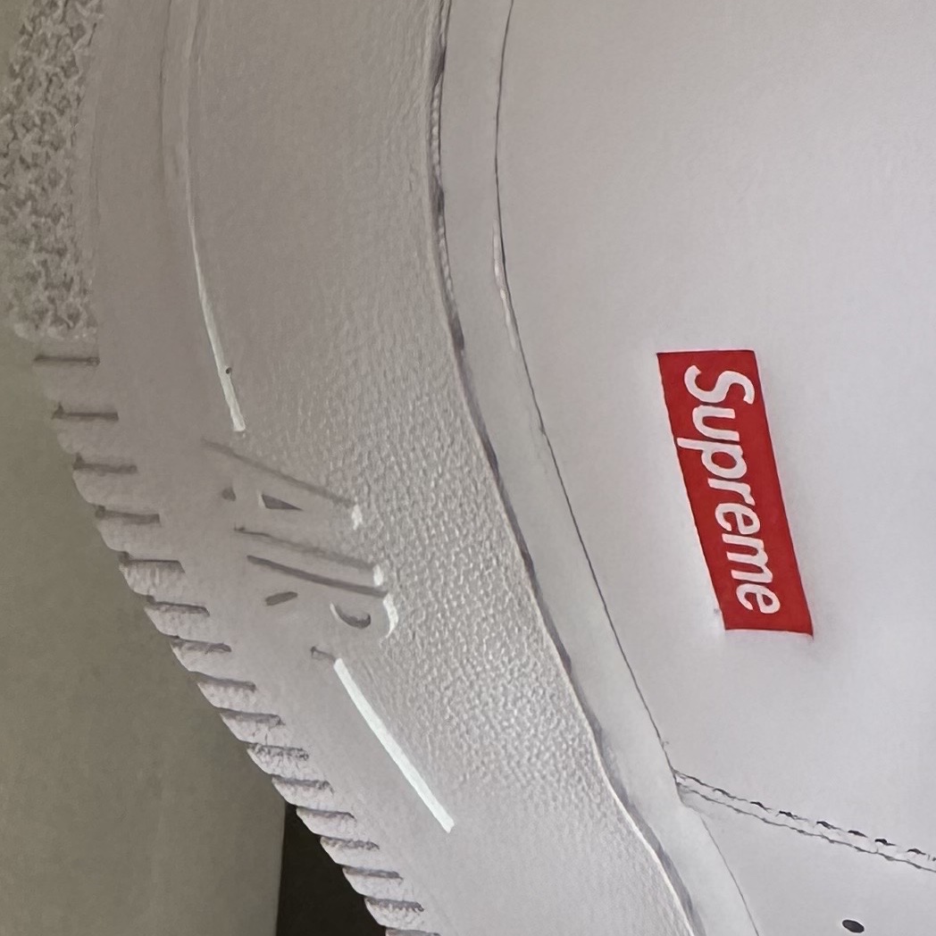 Nike x Supreme Air Force 1 Low White 착용 스타일 - 1