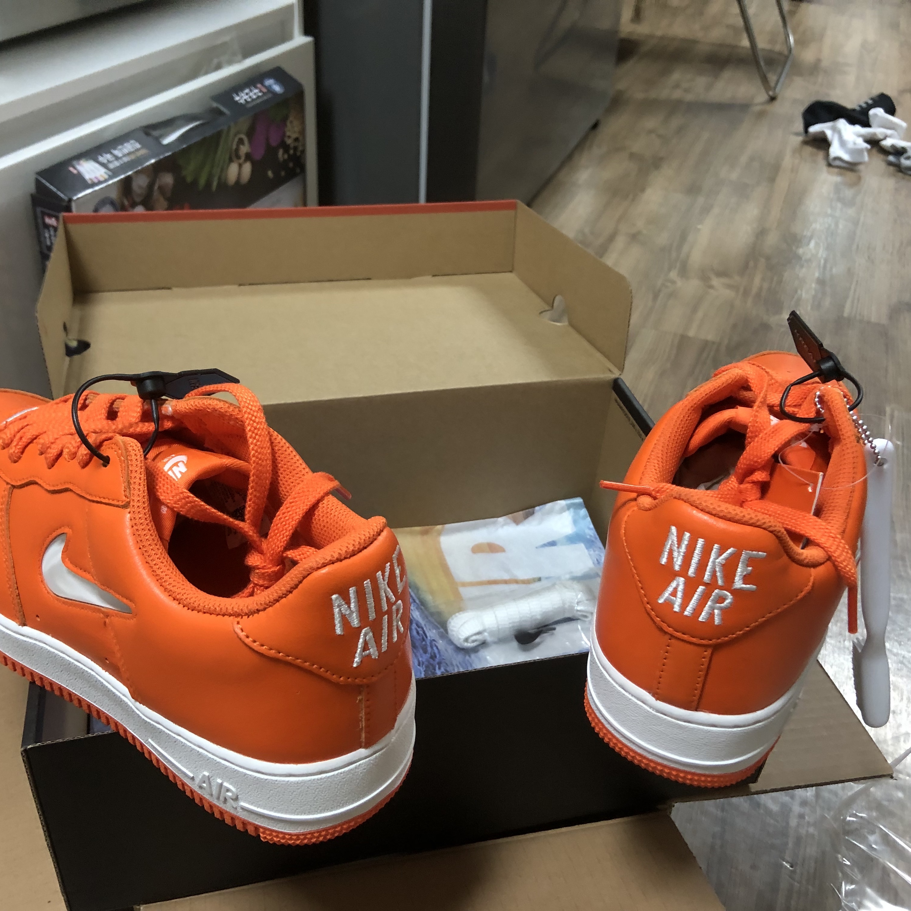 Nike Air Force 1 Low Retro Color of The Month Safety Orange 착용 스타일 - 3