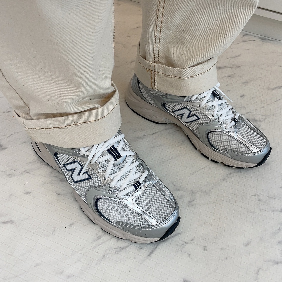 New Balance 530 Steel Grey 착용 스타일 - 4
