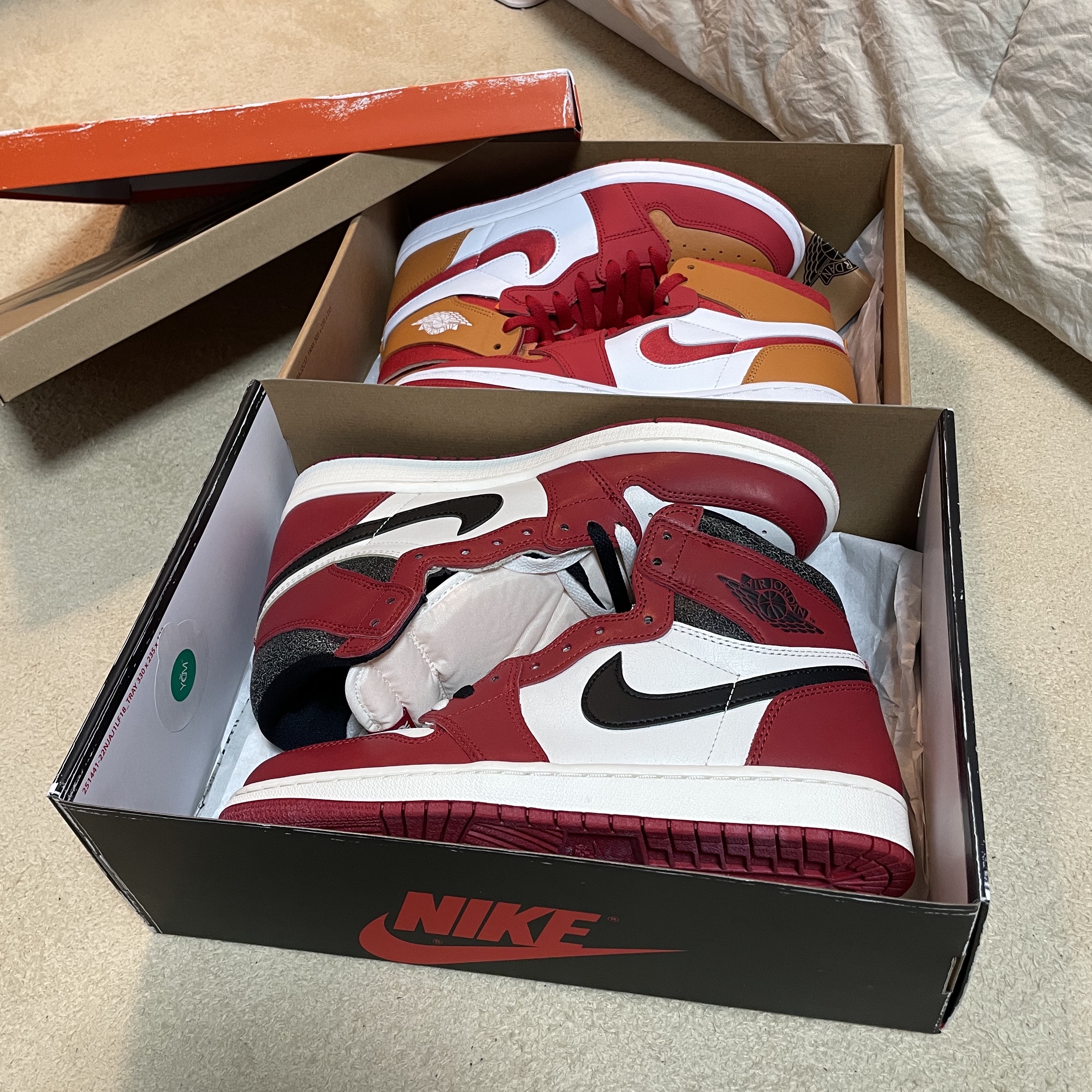 Jordan 1 Retro High OG Chicago 2022, (W) Jordan 1 Zoom Air CMFT Fire Red and Hot Curry 착용 스타일