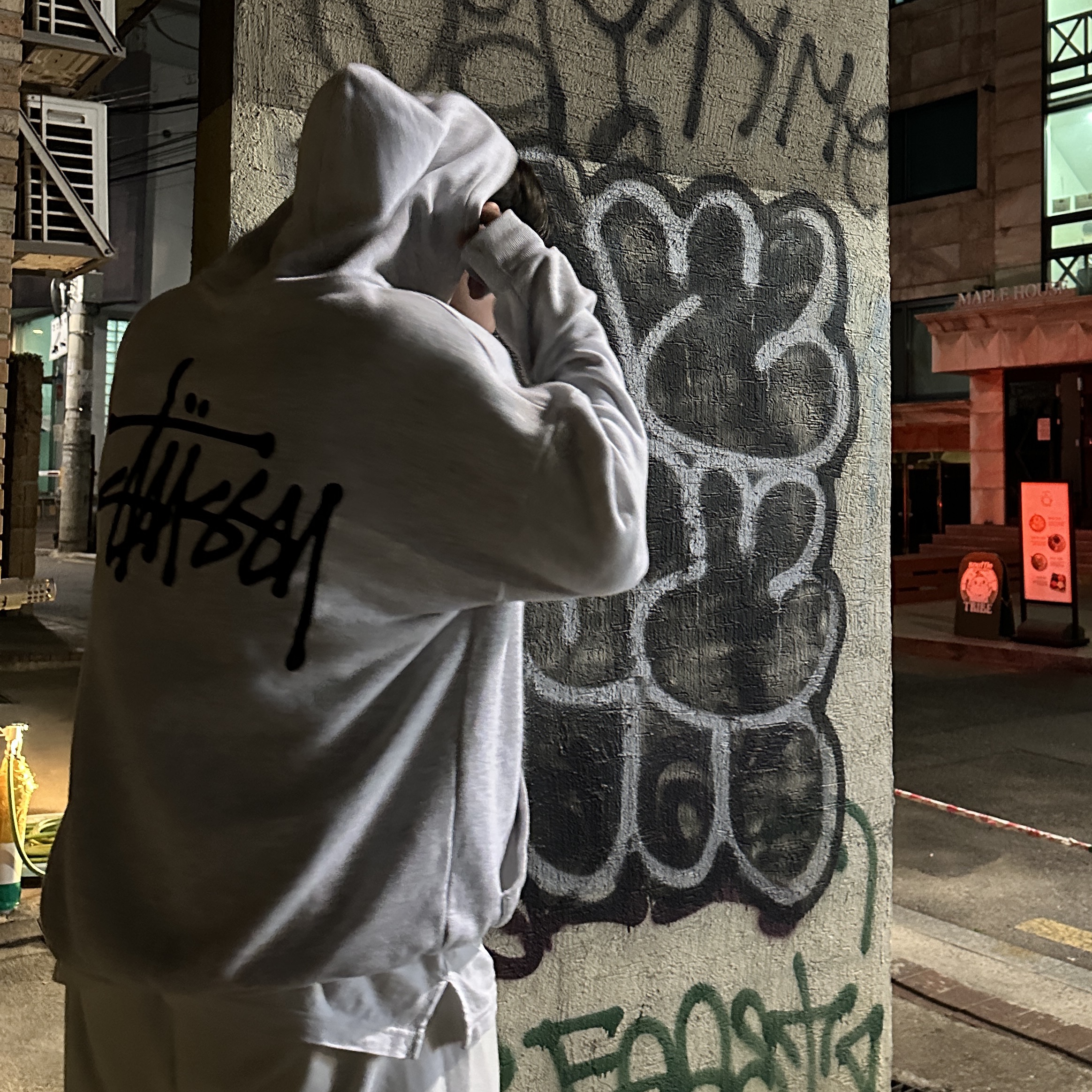 Stussy Basic Stussy Hoodie Ash Heather 2022, Jordan 1 Retro High OG University Blue 착용 스타일 - 1