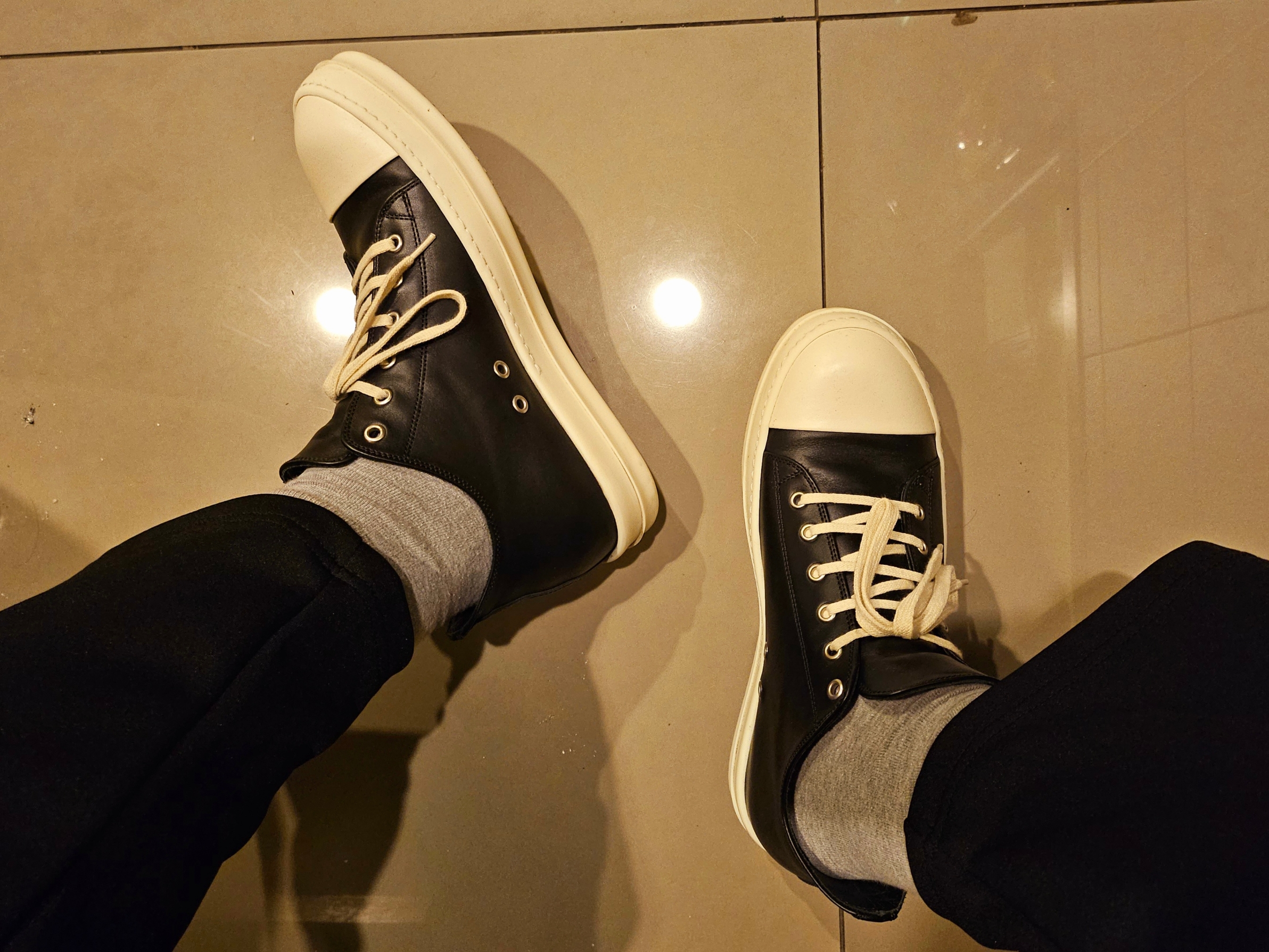 Rick Owens Full Grain Calf Leather Strobe Low Sneakers Black Milk White 착용 스타일 - 3