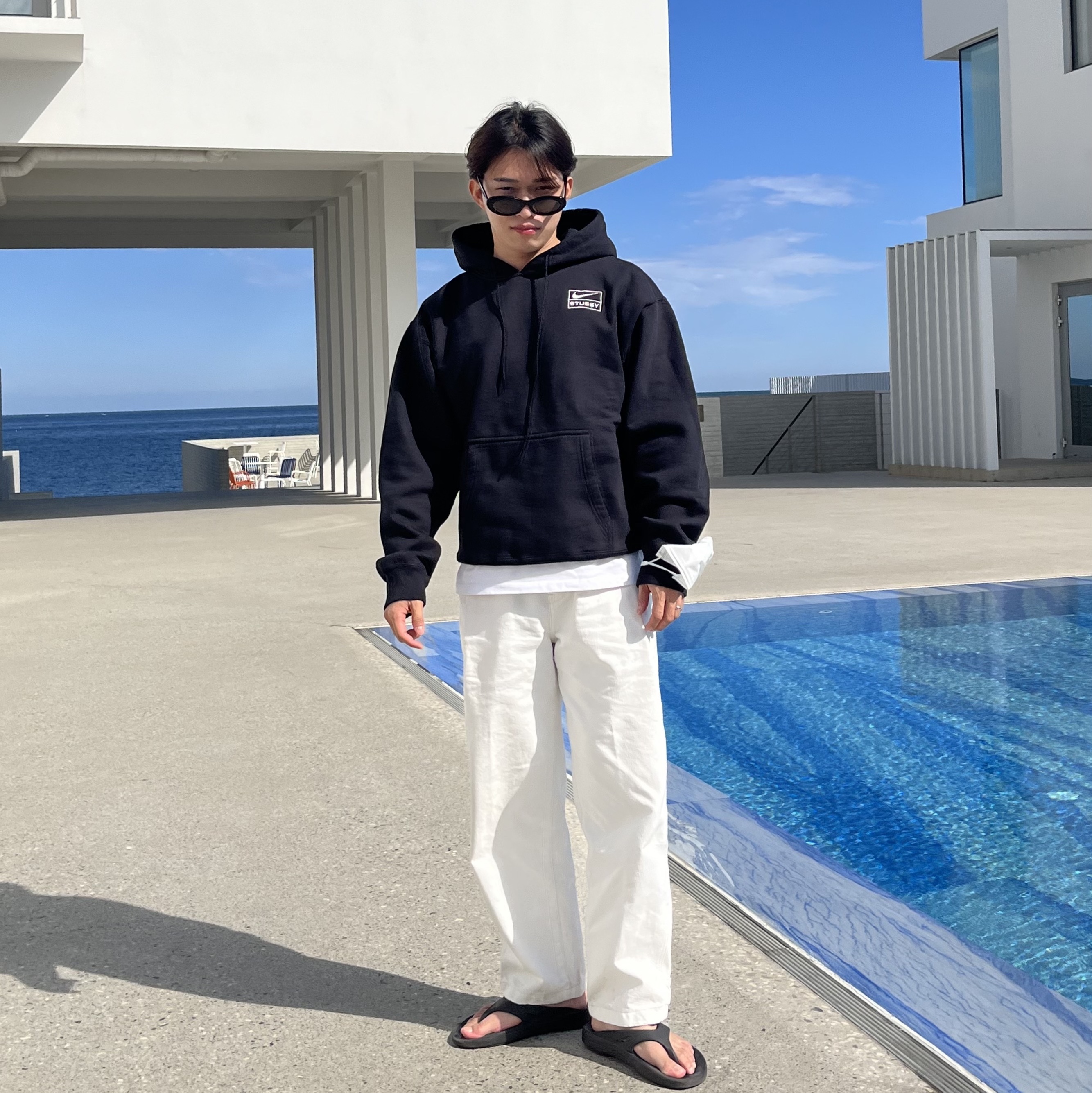 Oofos OOriginal Black, Nike x Stussy NRG RA Washed Pullover Hoodie Black (DN4028-010) 착용 스타일 - 2