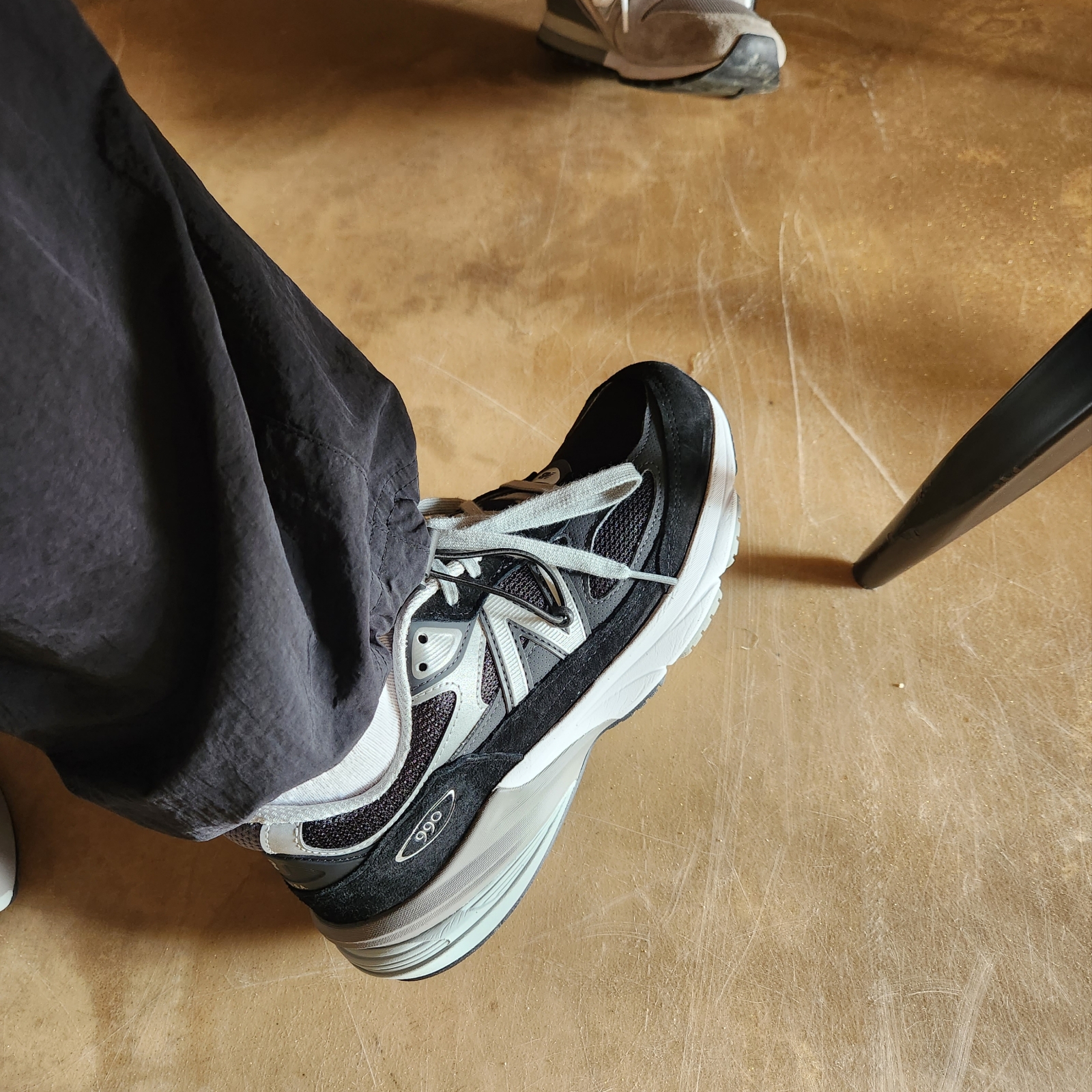New Balance 990v6 Made in USA Black White 착용 스타일 - 1