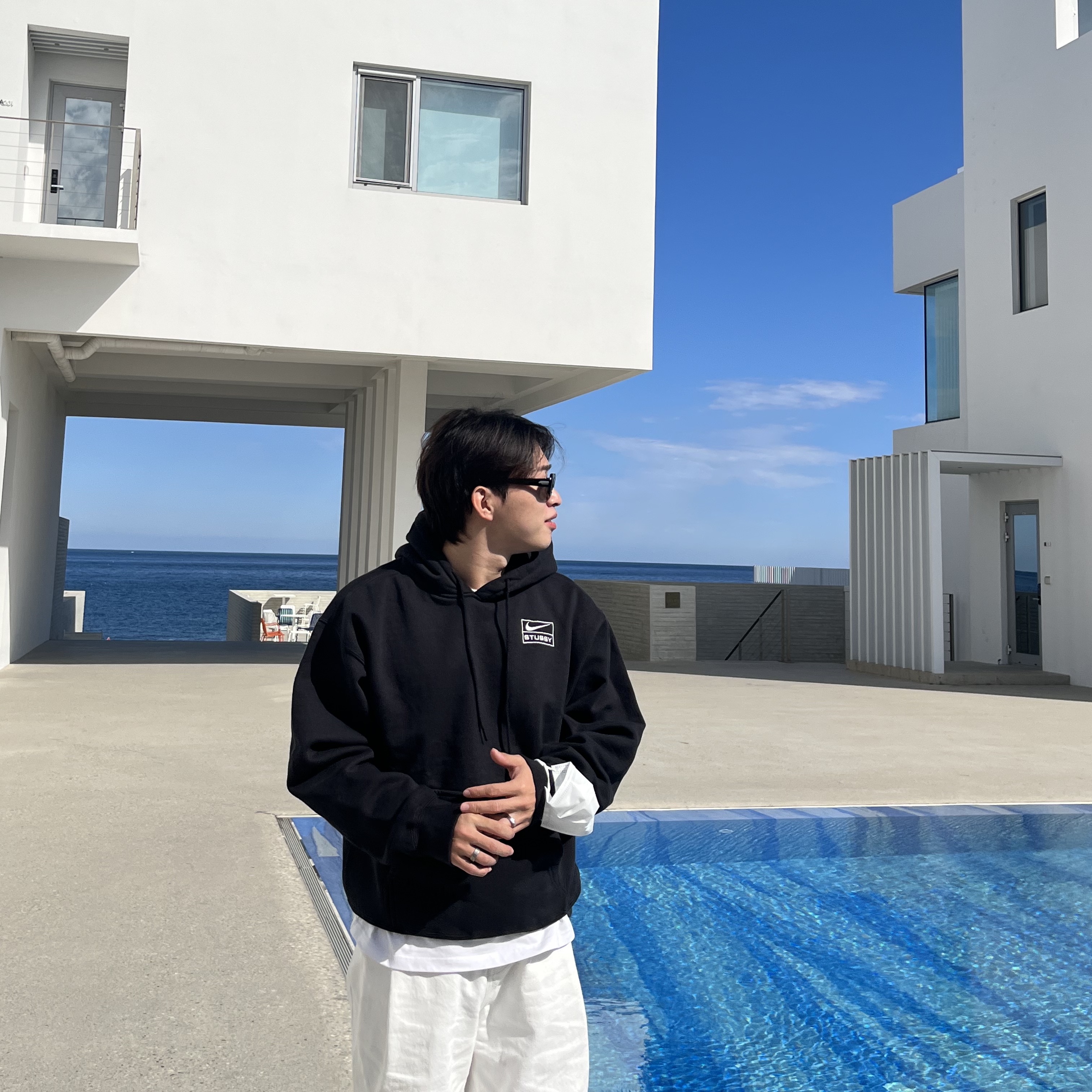 Oofos OOriginal Black, Nike x Stussy NRG RA Washed Pullover Hoodie Black (DN4028-010) 착용 스타일 - 4