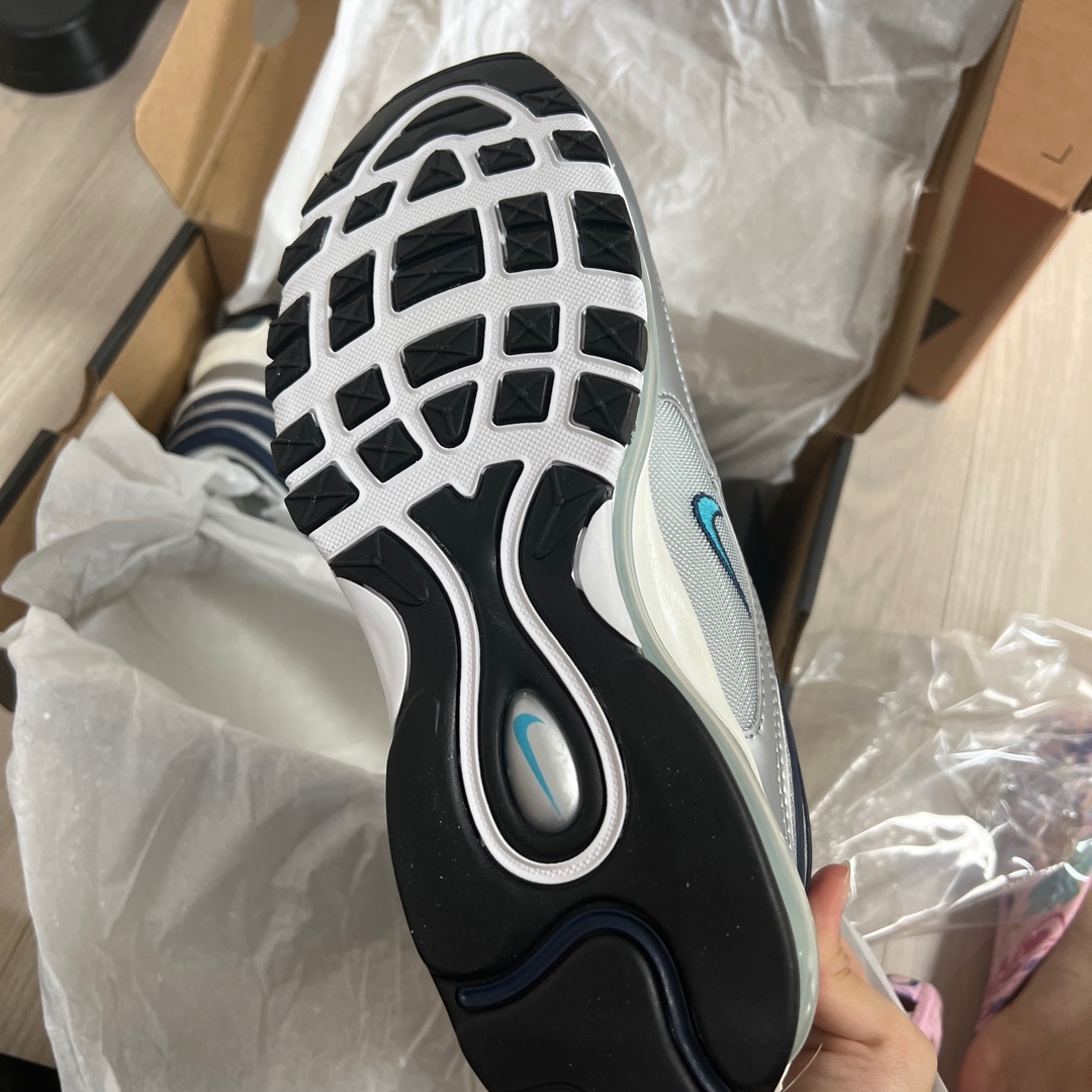 Nike Air Max 97 OG Metallic Silver and Chlorine Blue 착용 스타일 - 3