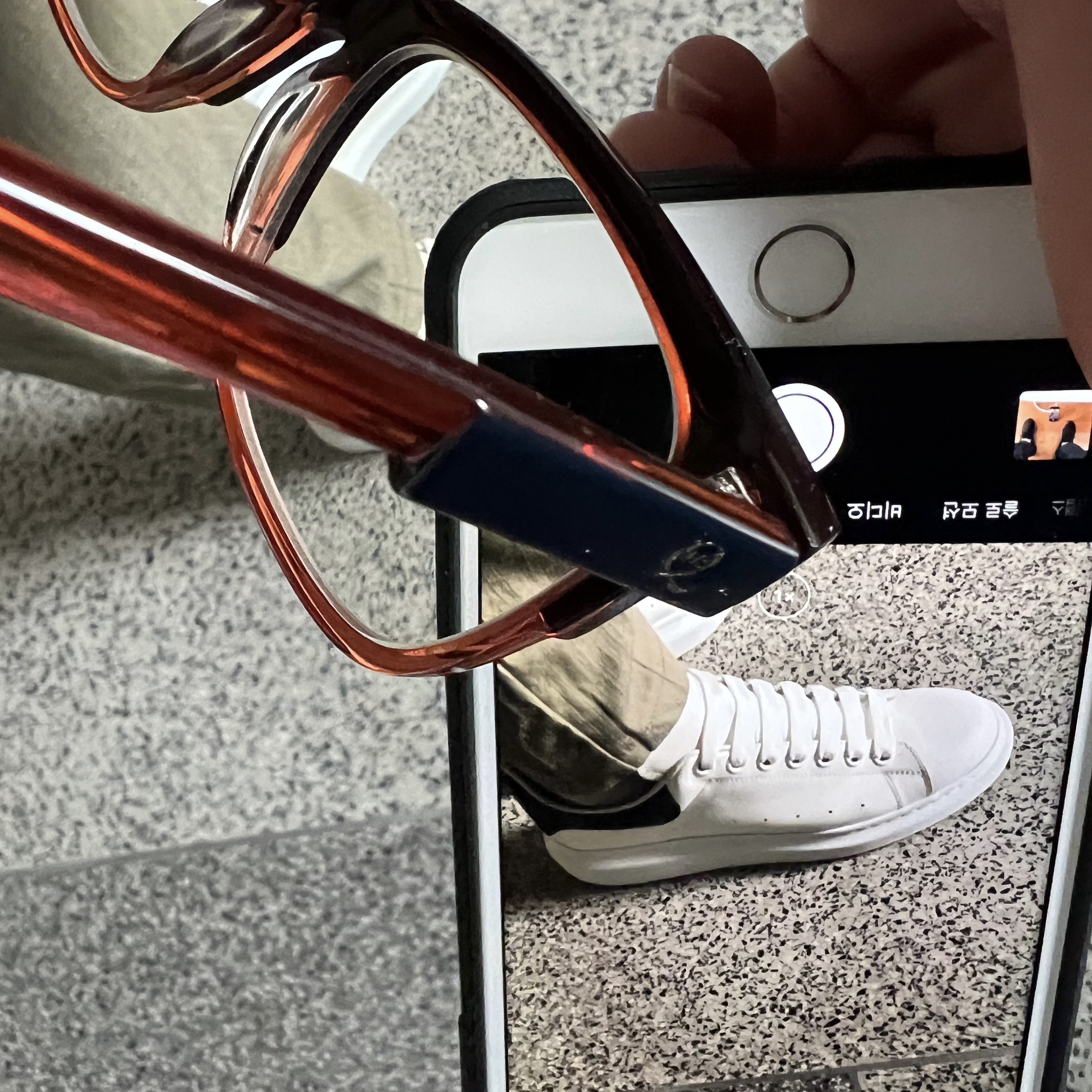 Alexander McQueen Oversized Sneakers White Black 착용 스타일