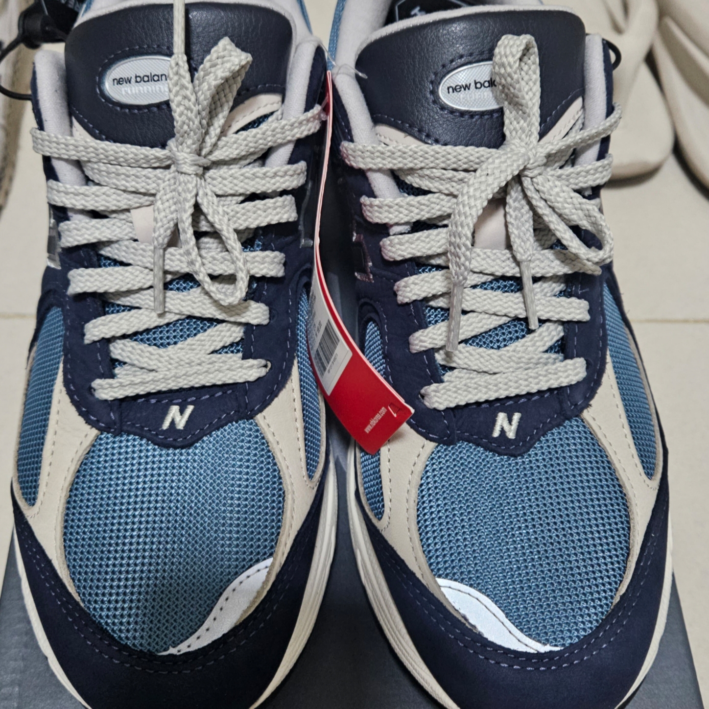 New Balance 2002R Dark Navy 착용 스타일