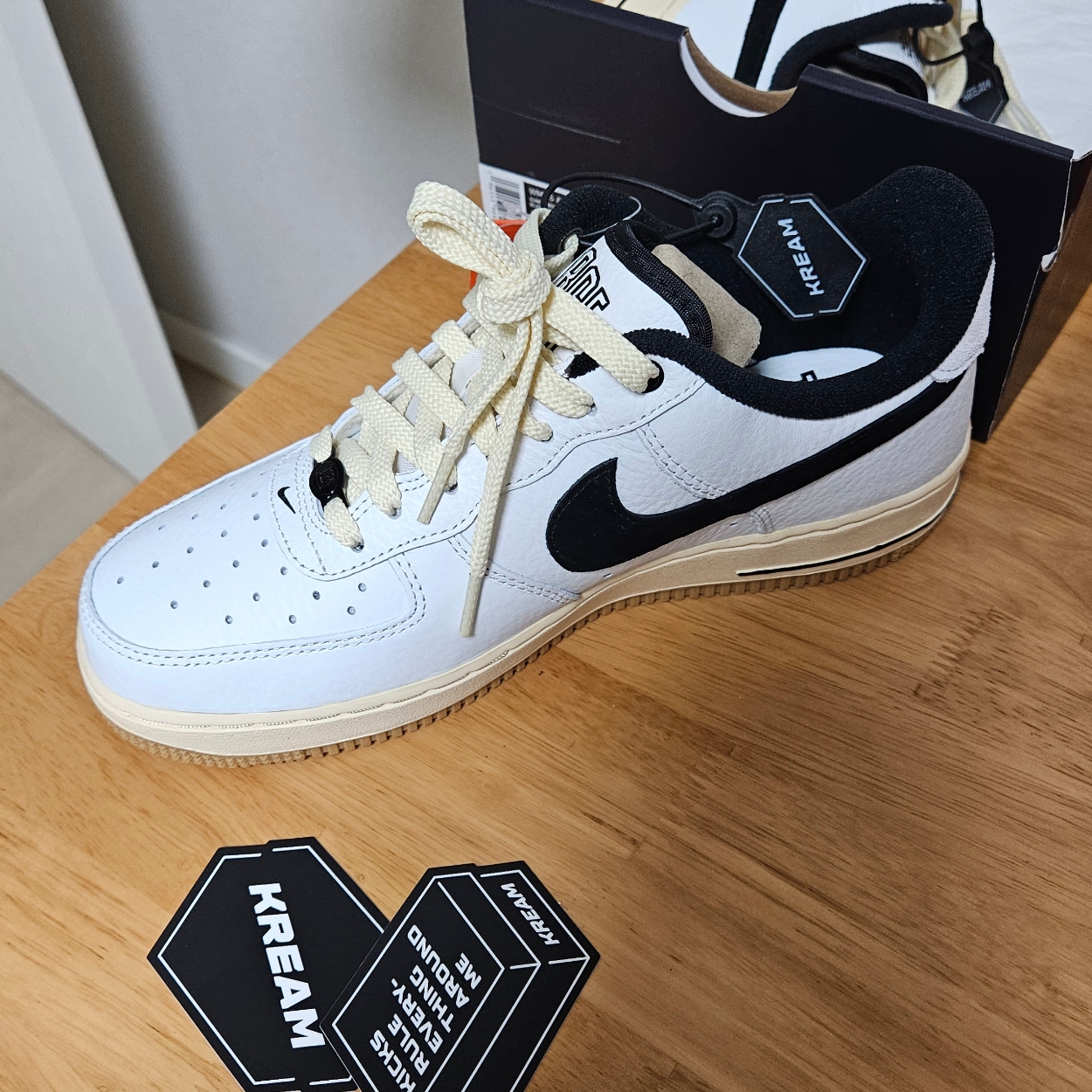 (W) Nike Air Force 1 '07 LX Black and Summit White 착용 스타일 - 1