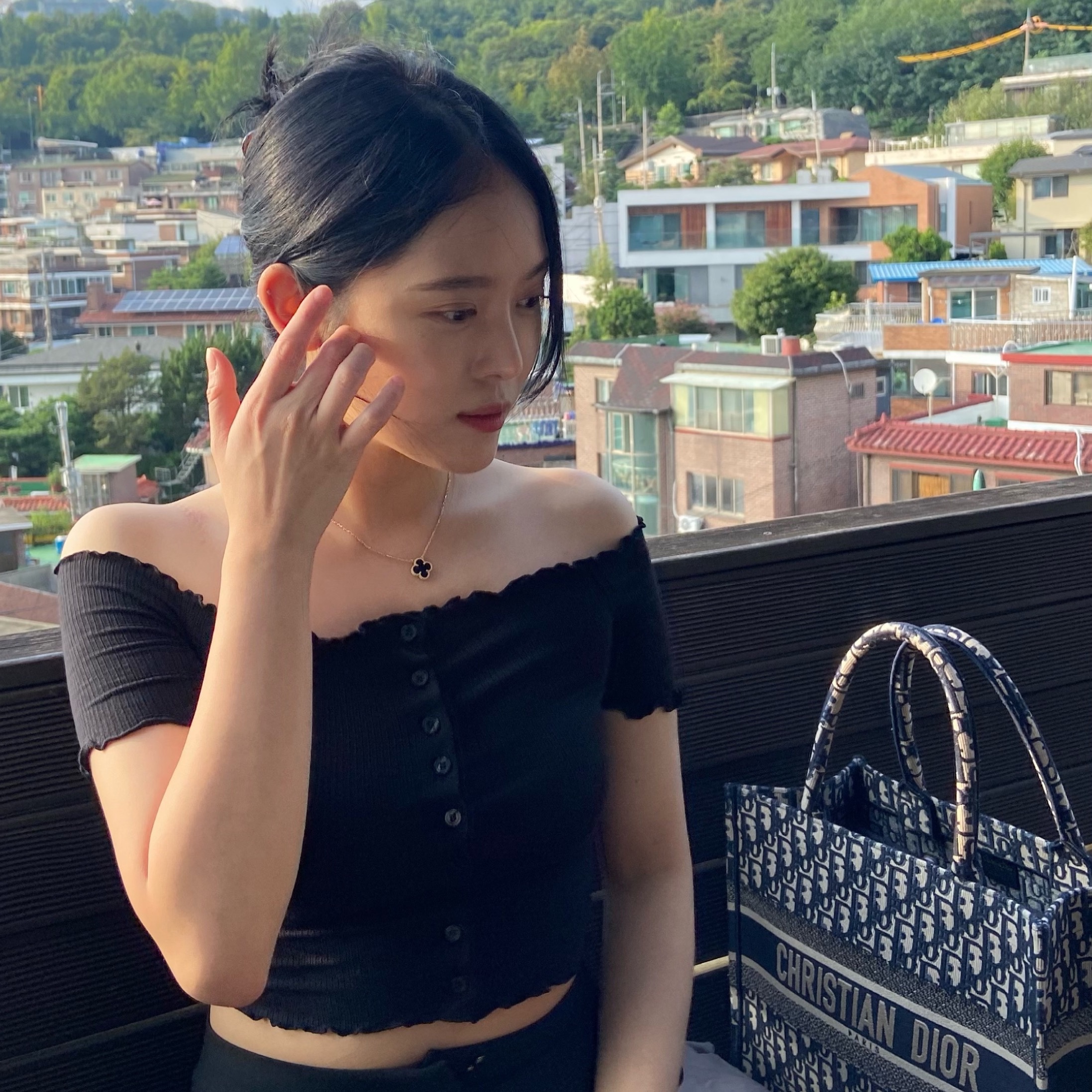 Dior Large Book Tote Blue Dior Oblique Embroidery 착용 스타일