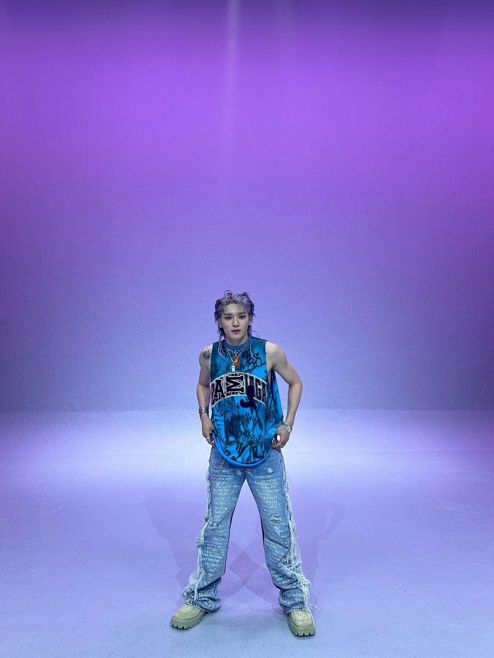 Balenciaga Skater Oversized T-Shirt Blue Sky 착용 스타일