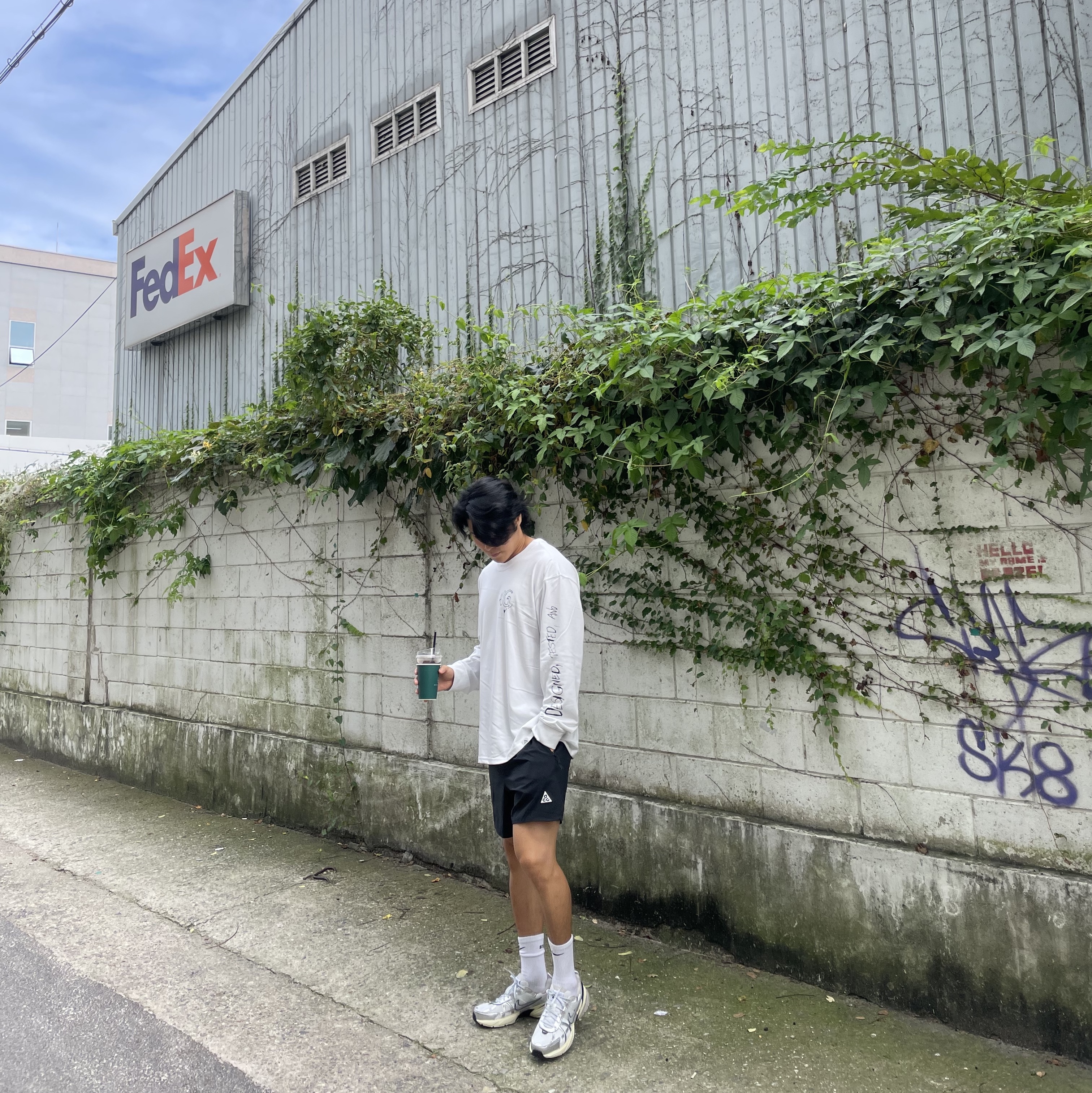 Nike V2K Run Summit White Metallic Silver, Nike ACG Ralph Steadman Long Sleeve T-Shirt Summit White - Asia 착용 스타일 - 2