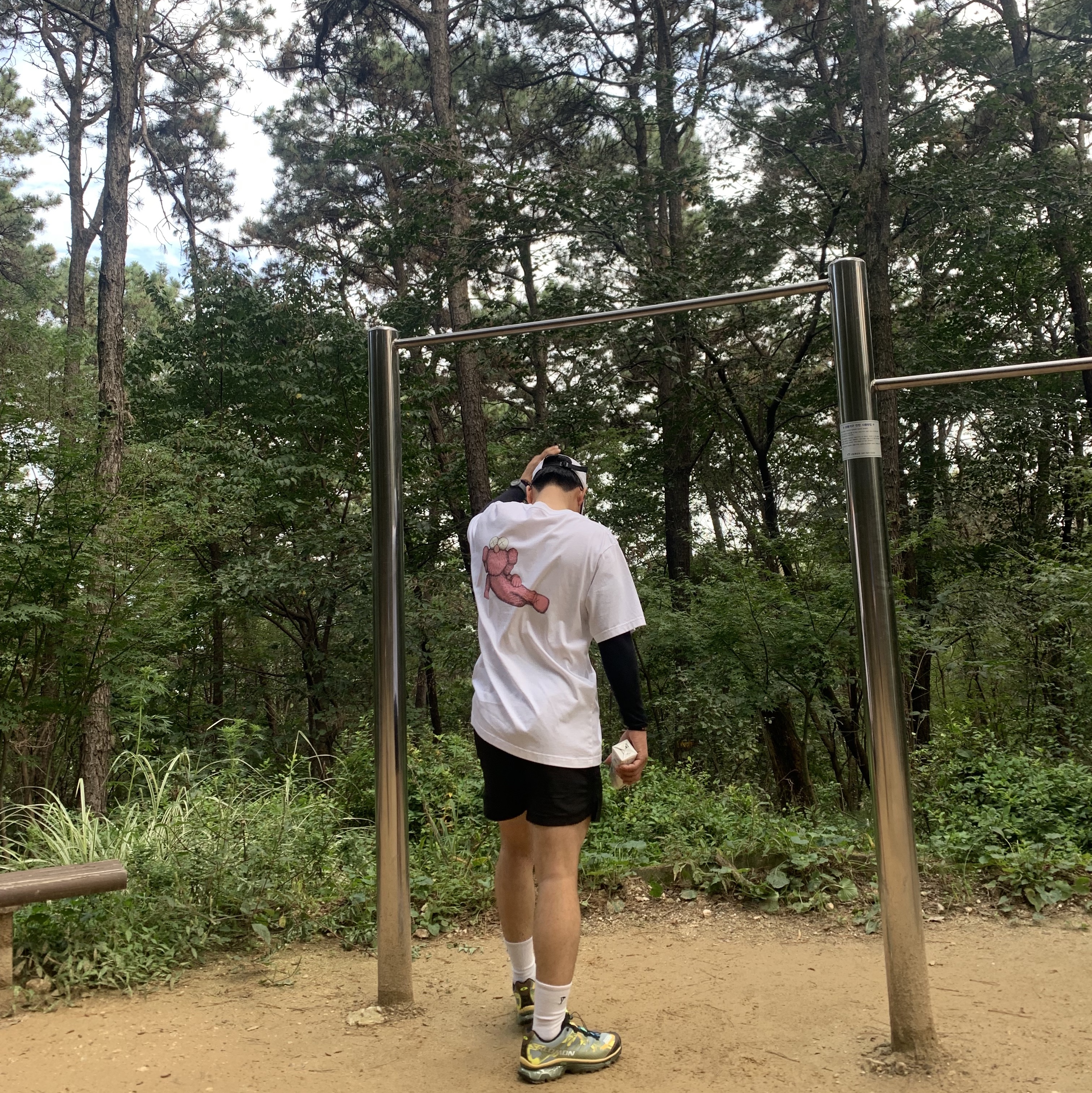 Uniqlo UT x Kaws Short Sleeve Graphic T-Shirt White 착용 스타일 - 2