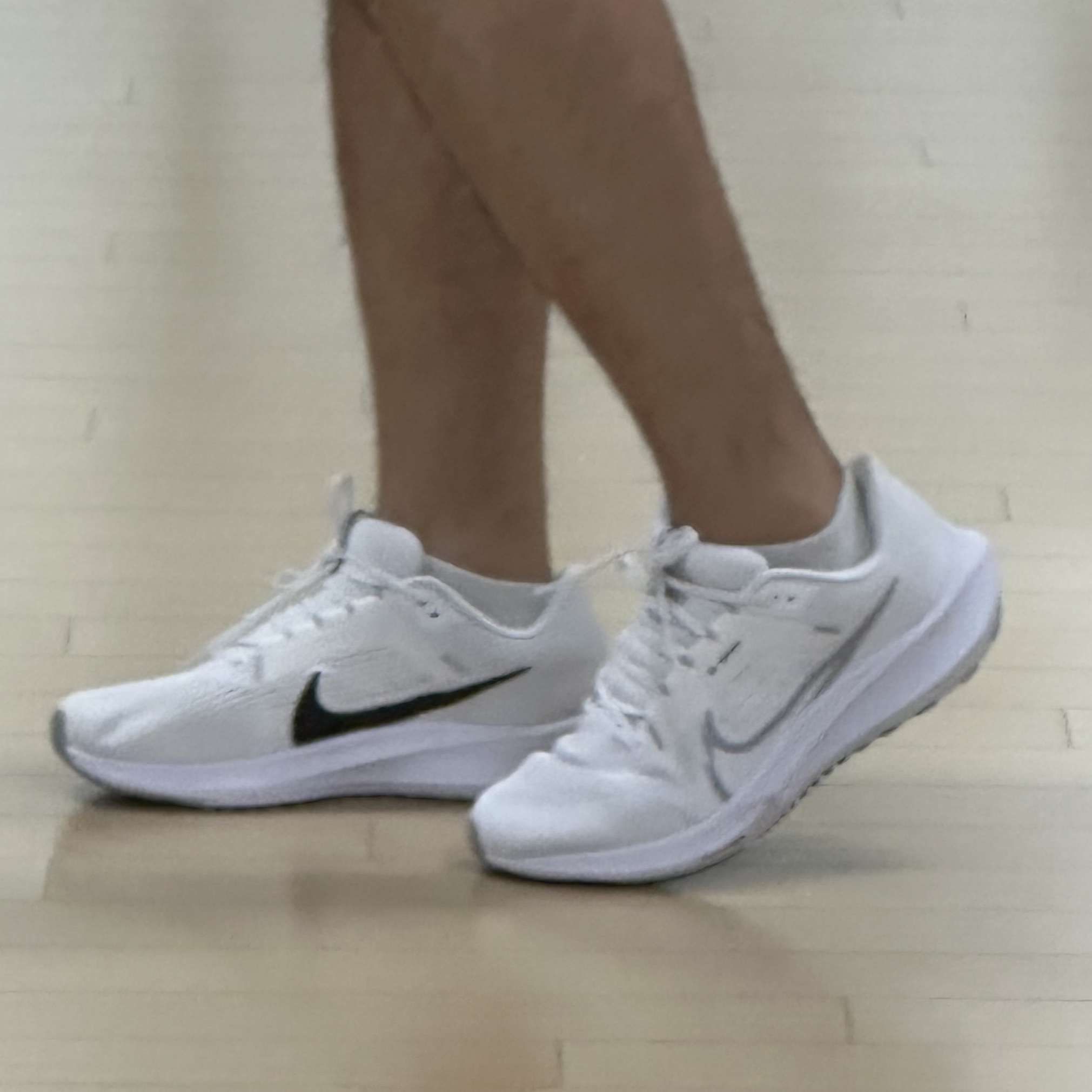 Nike Air Zoom Pegasus 40 White Wolf Grey 착용 스타일