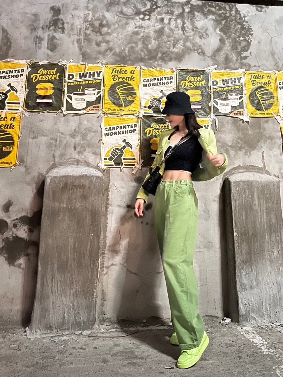 (W) Jordan 1 x Billie Eilish KO SP Lime Green, Chanel Gabrielle Small Hobo Bag Aged Calfskin & Gold Black 착용 스타일 - 4