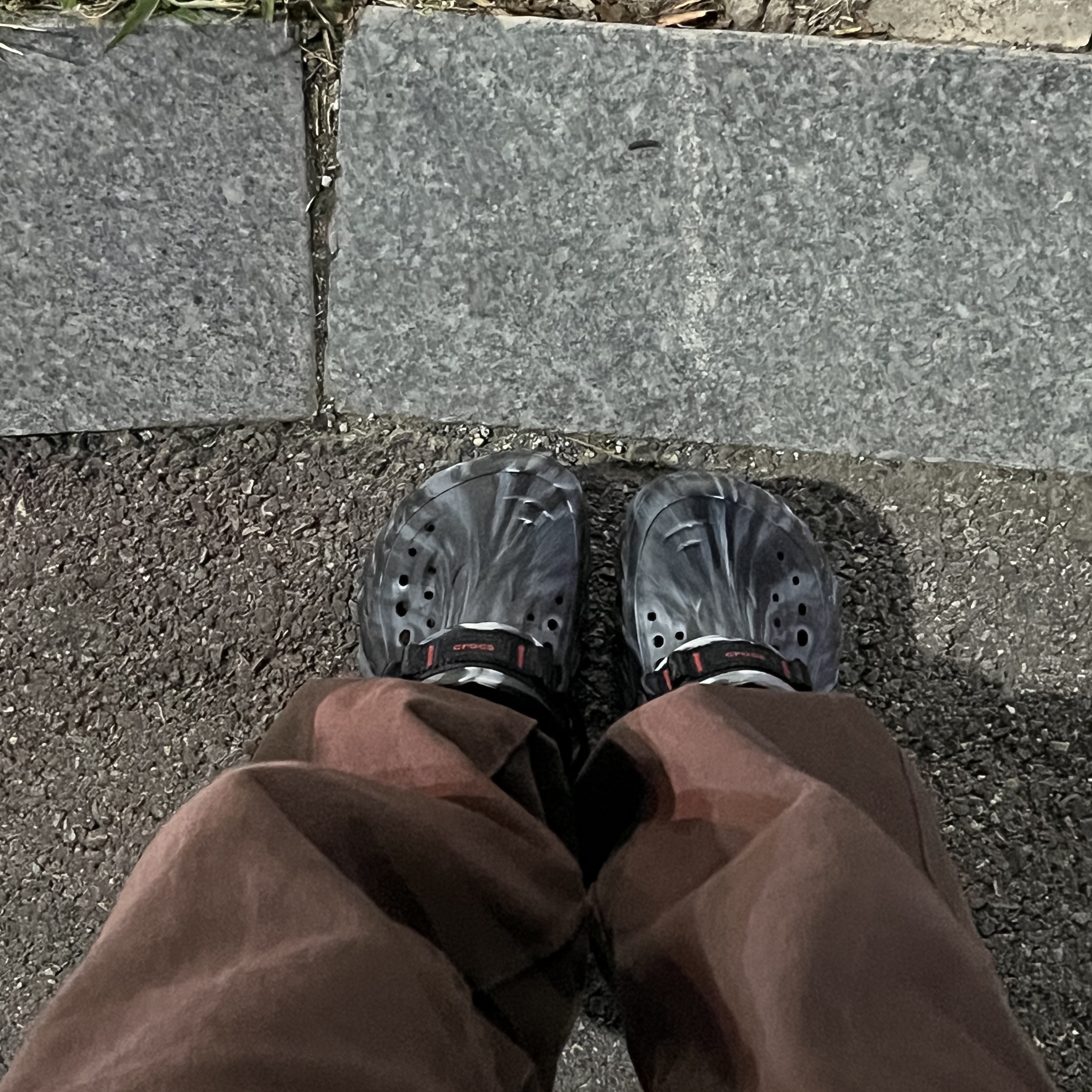 Crocs Echo Marbled Clog Black Flame 착용 스타일