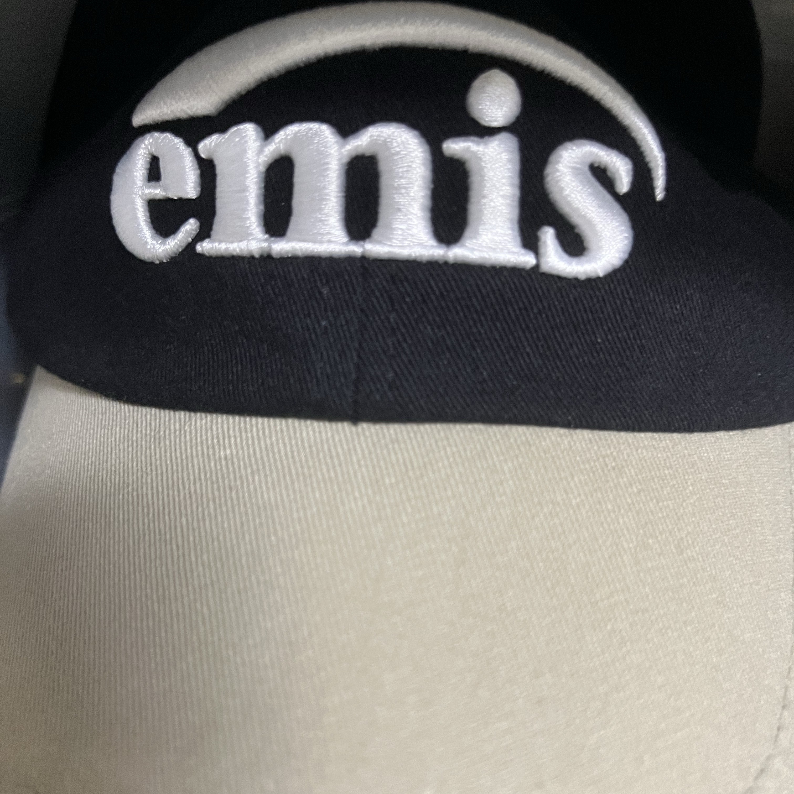 Emis New Logo Mix Ball Cap Beige Black 착용 스타일