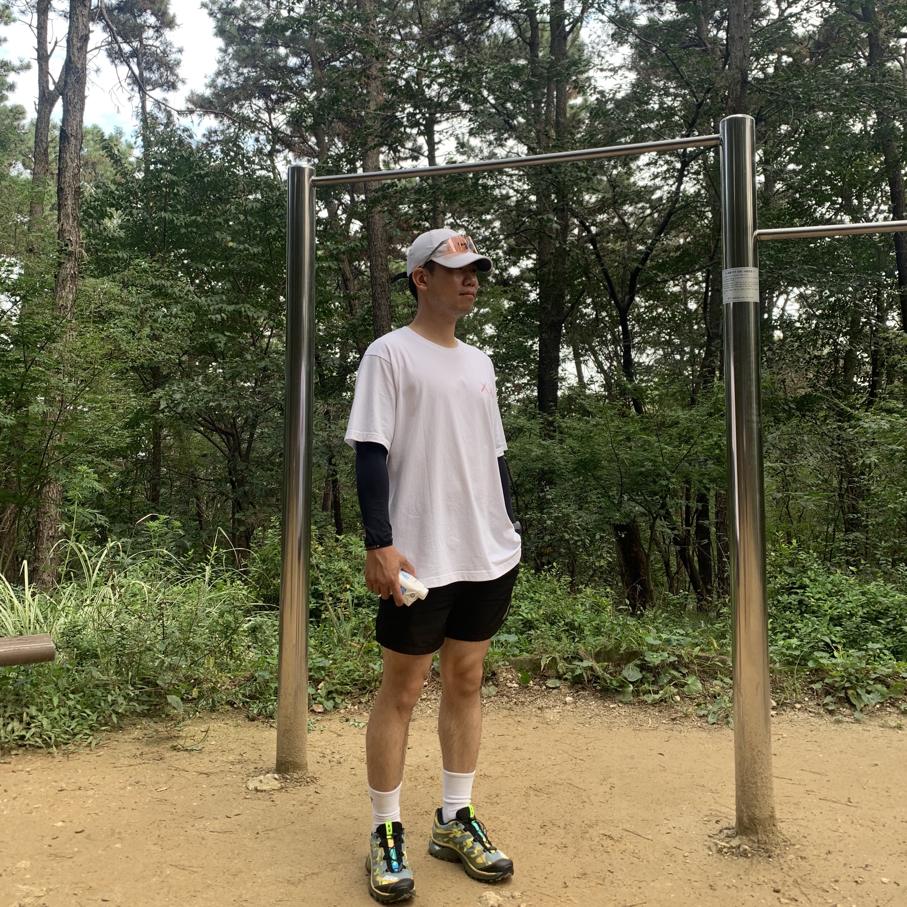 Uniqlo UT x Kaws Short Sleeve Graphic T-Shirt White 착용 스타일 - 1