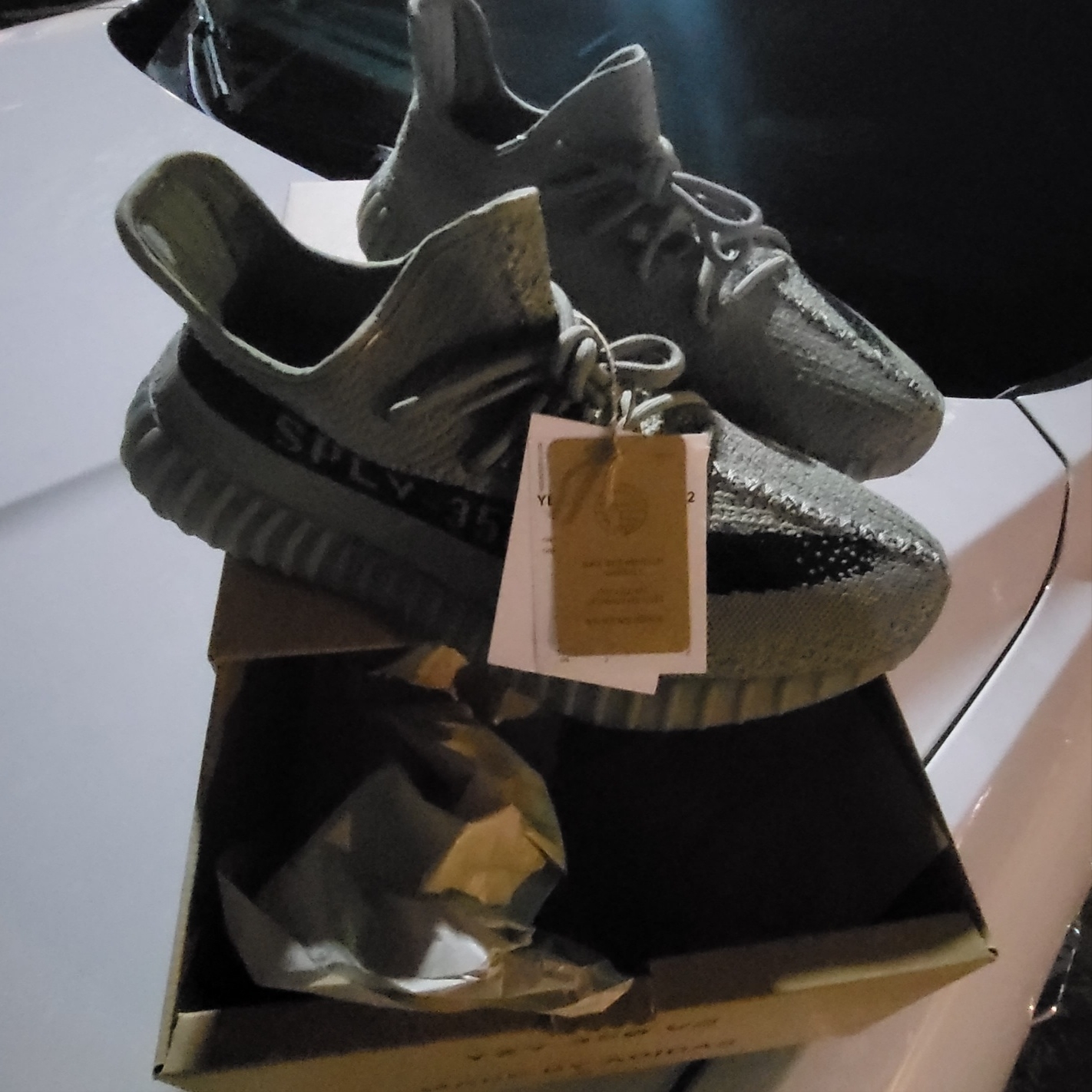Adidas Yeezy Boost 350 V2 Granite Core Black 착용 스타일