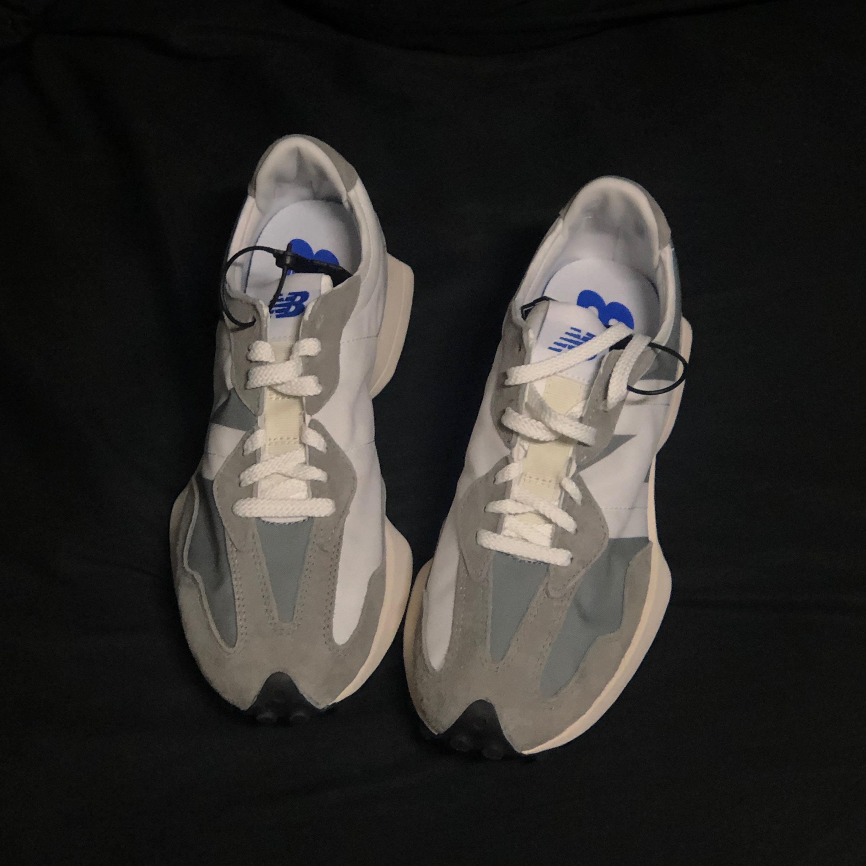 New Balance 327 Grey 착용 스타일