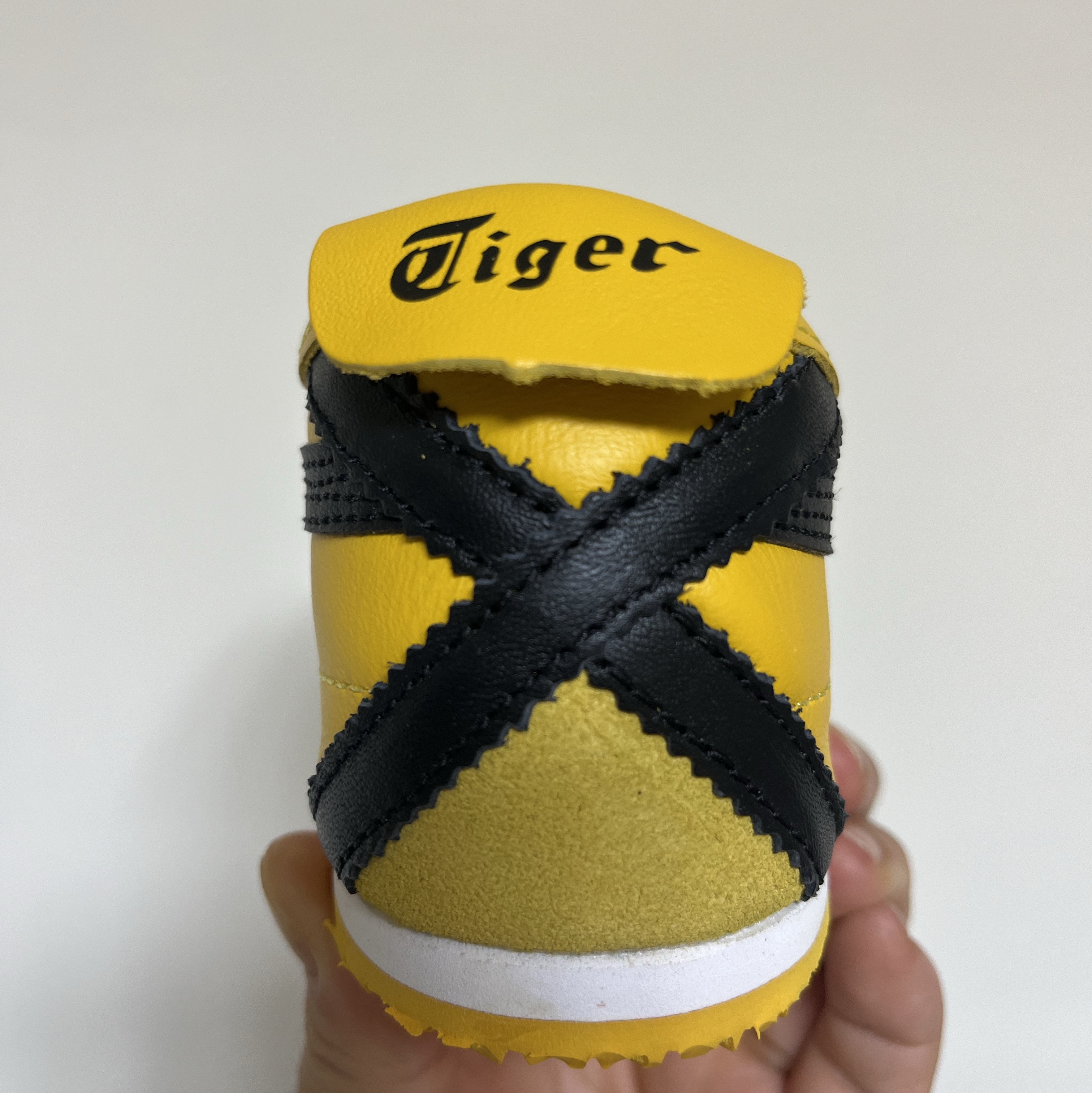 Onitsuka Tiger Mexico 66 Yellow Black 착용 스타일 - 3