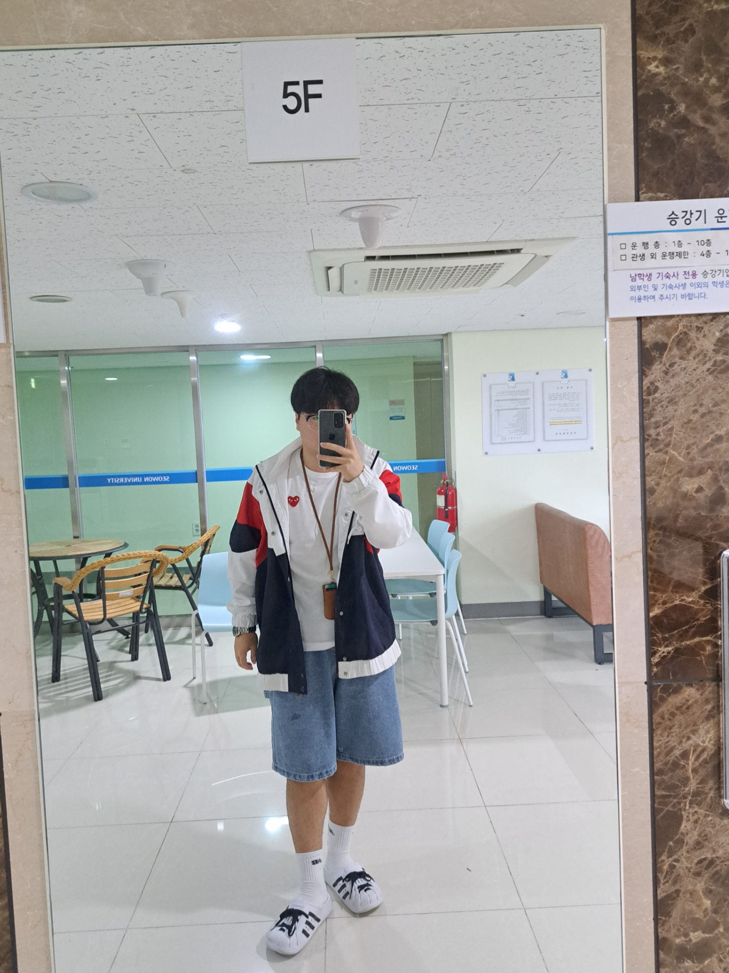 Adidas Adilette Clog White Black, Play Comme des Garcons Red Heart T-Shirt White 착용 스타일
