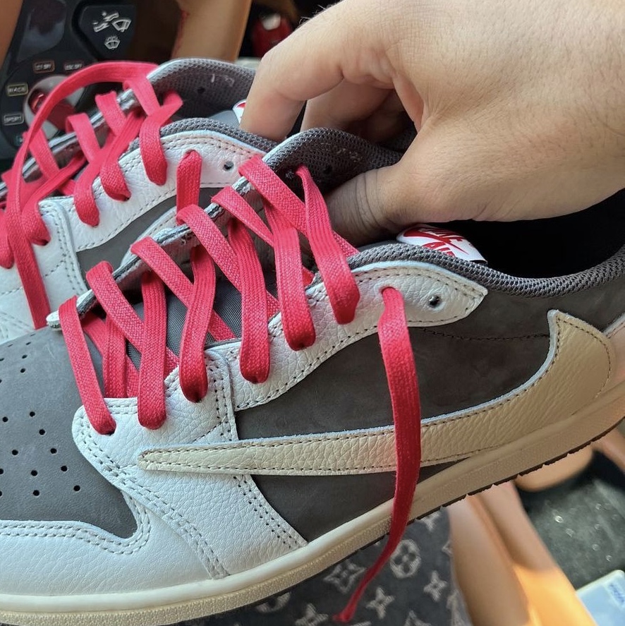 Jordan 1 x Travis Scott Retro Low OG SP Sail and Ridgerock 착용 스타일