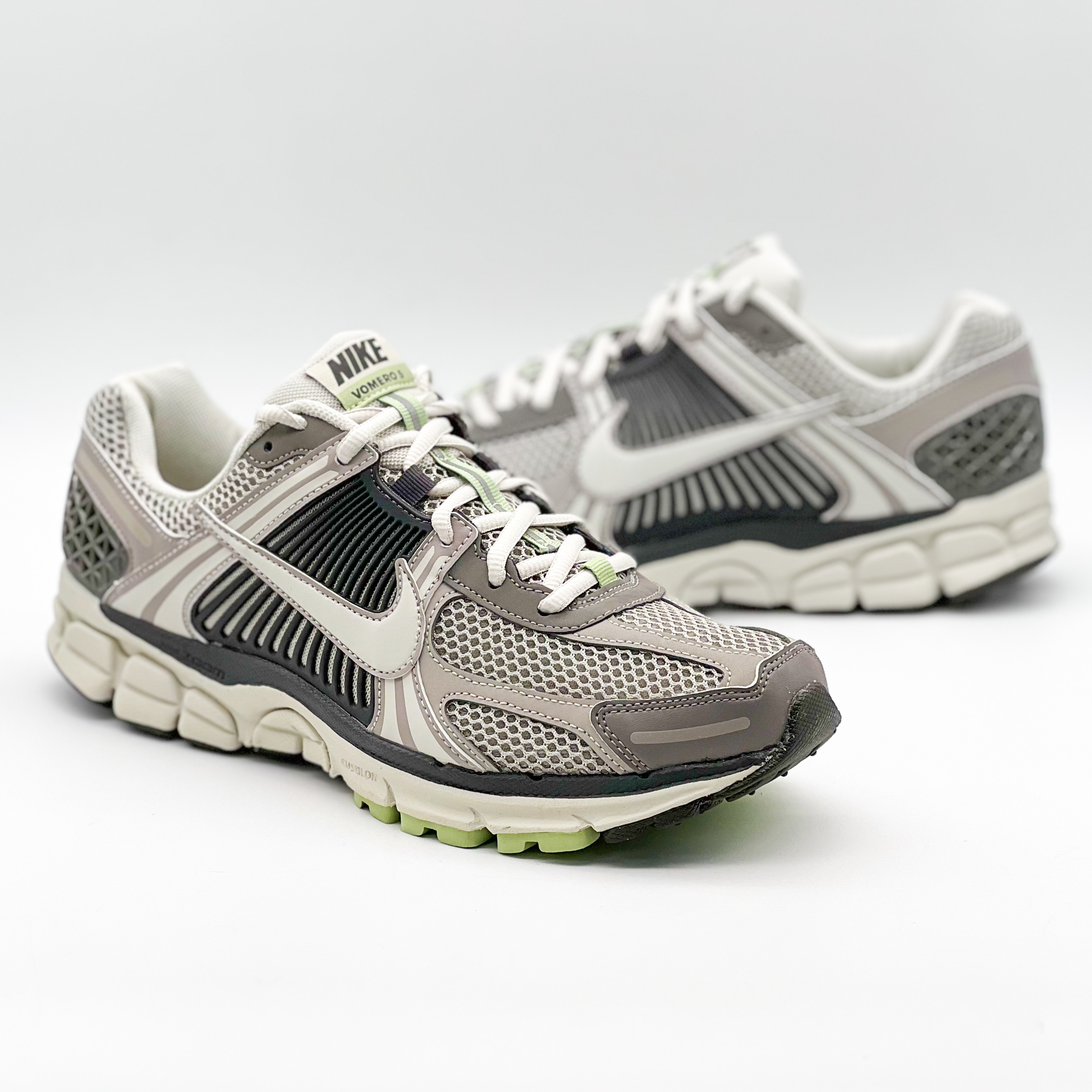 (W) Nike Zoom Vomero 5 Cobblestone and Flat Pewter 착용 스타일 - 2