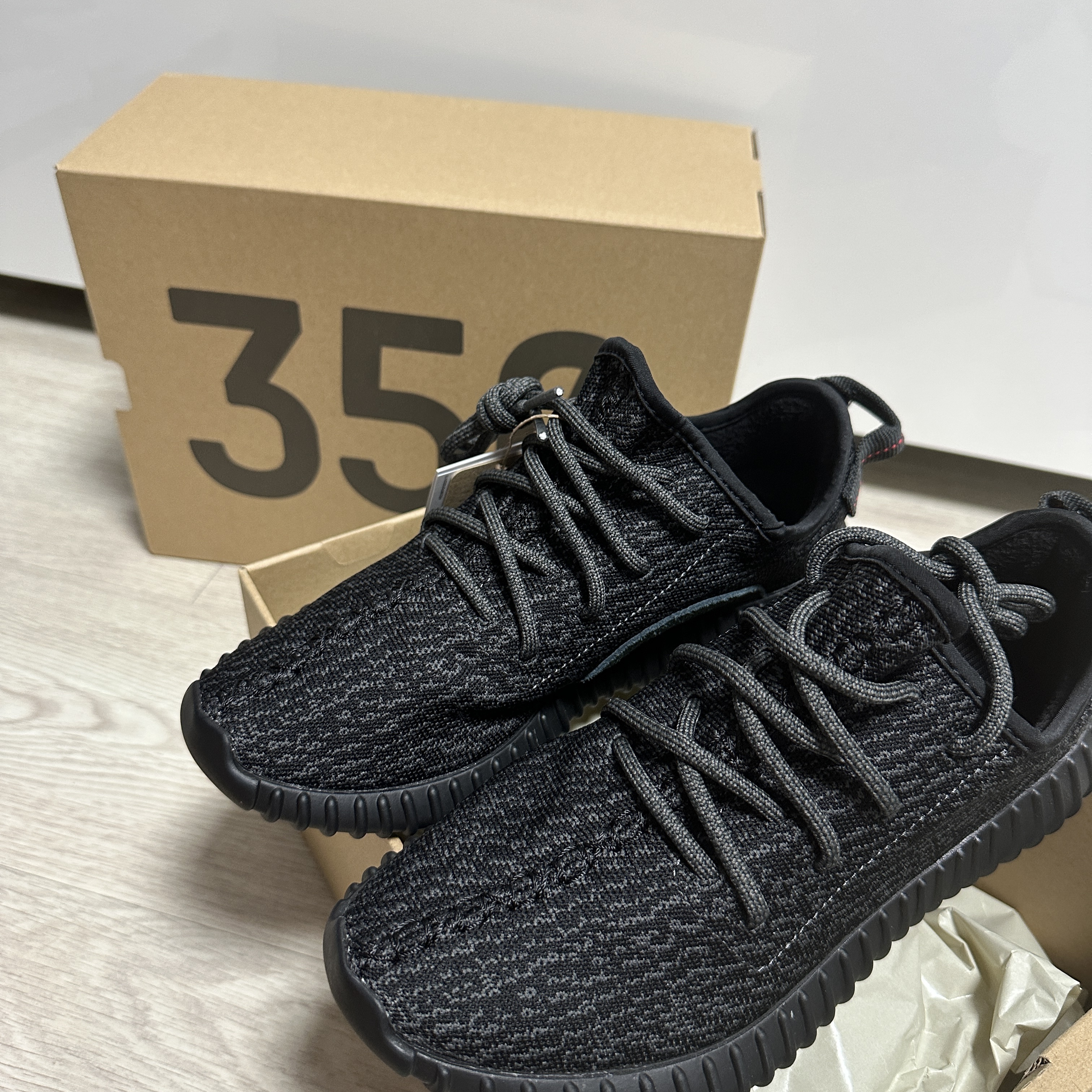 Adidas Yeezy Boost 350 Pirate Black 2023 착용 스타일