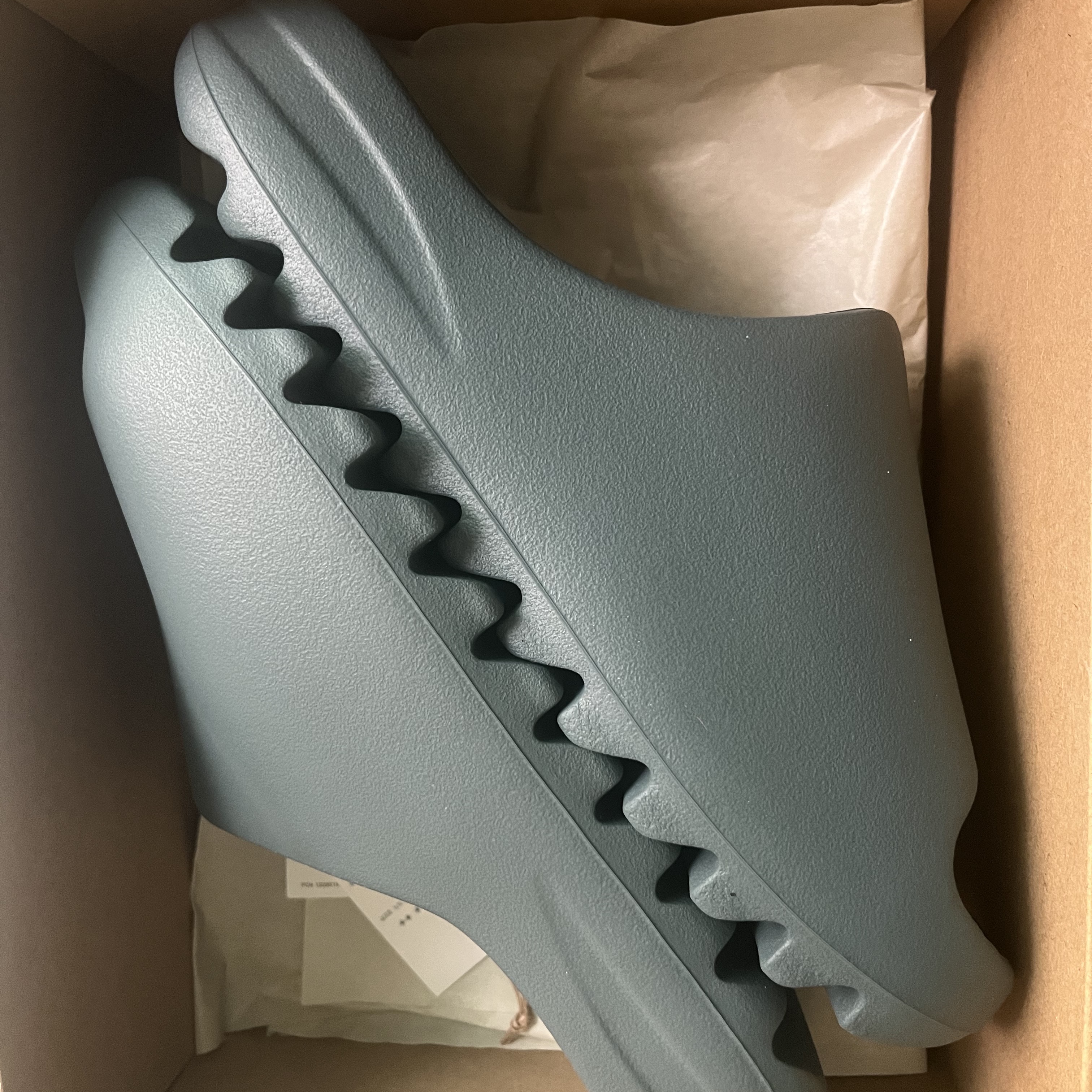 Adidas Yeezy Slide Slate Grey 착용 스타일