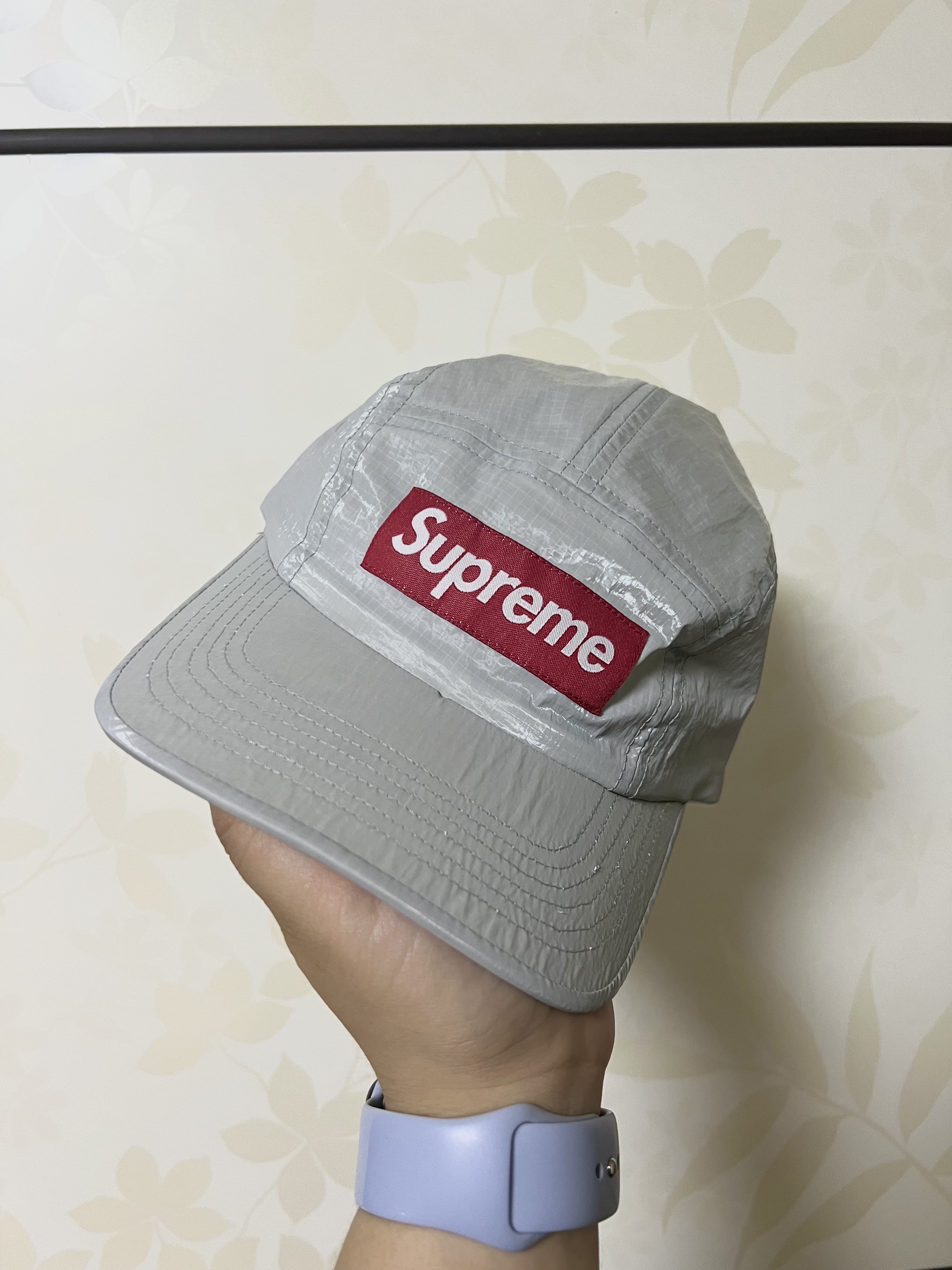 Supreme Small Box Shirt Navy - 23FW, Supreme Gloss Ripstop Camp Cap Light Grey - 23FW 착용 스타일 - 2