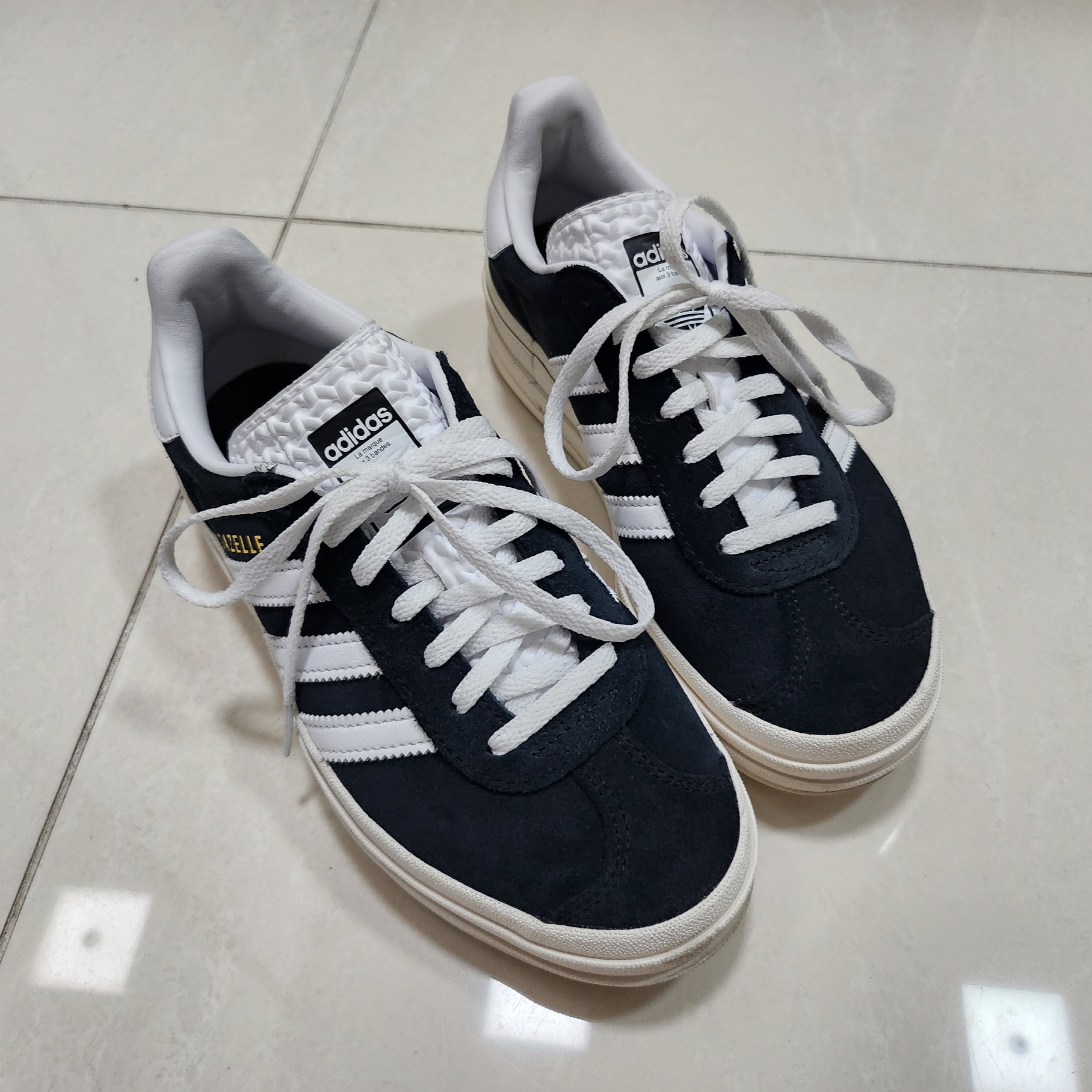 (W) Adidas Gazelle Bold Core Black Cloud White 착용 스타일 - 1