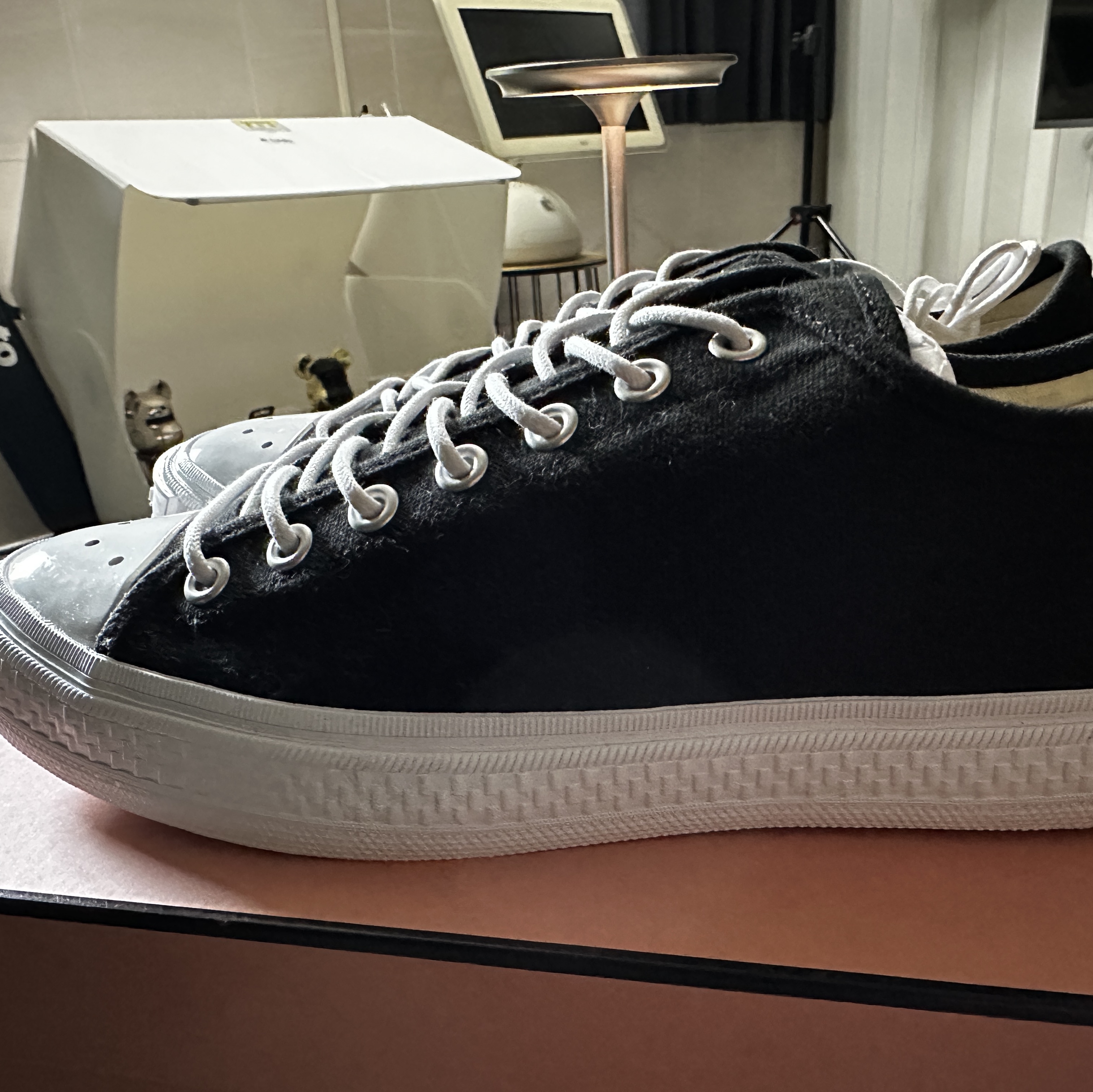Acne Studios Canvas Sneakers Black Off White 착용 스타일 - 3