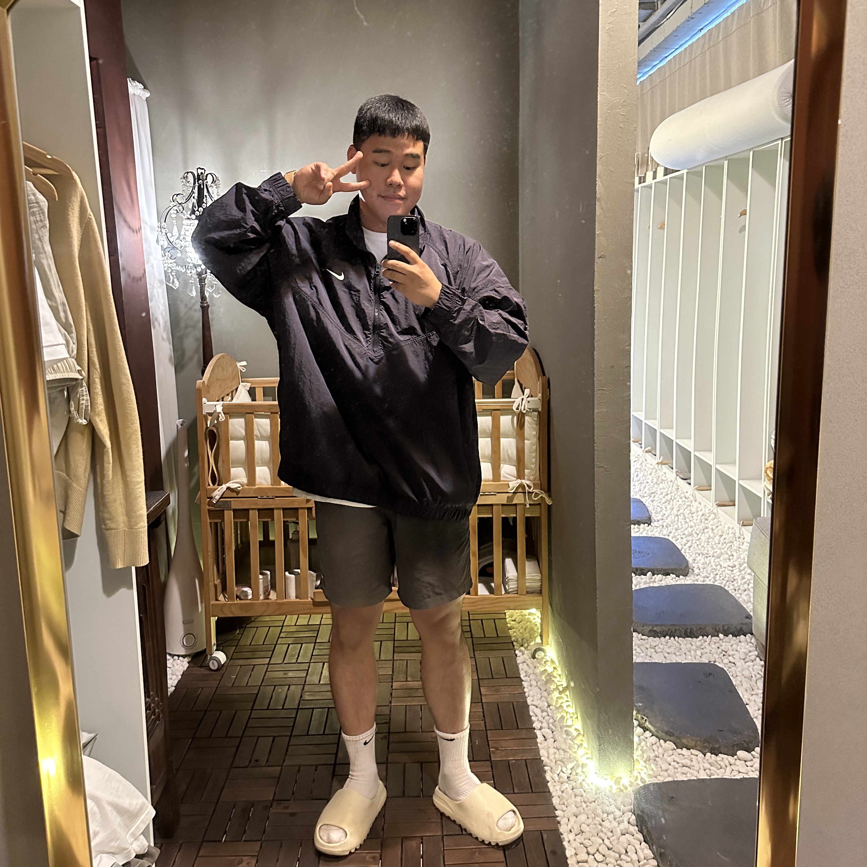 Nike x Stussy Windrunner Jacket Off Noir, Adidas Yeezy Slide Bone 2022/2023 착용 스타일 - 1