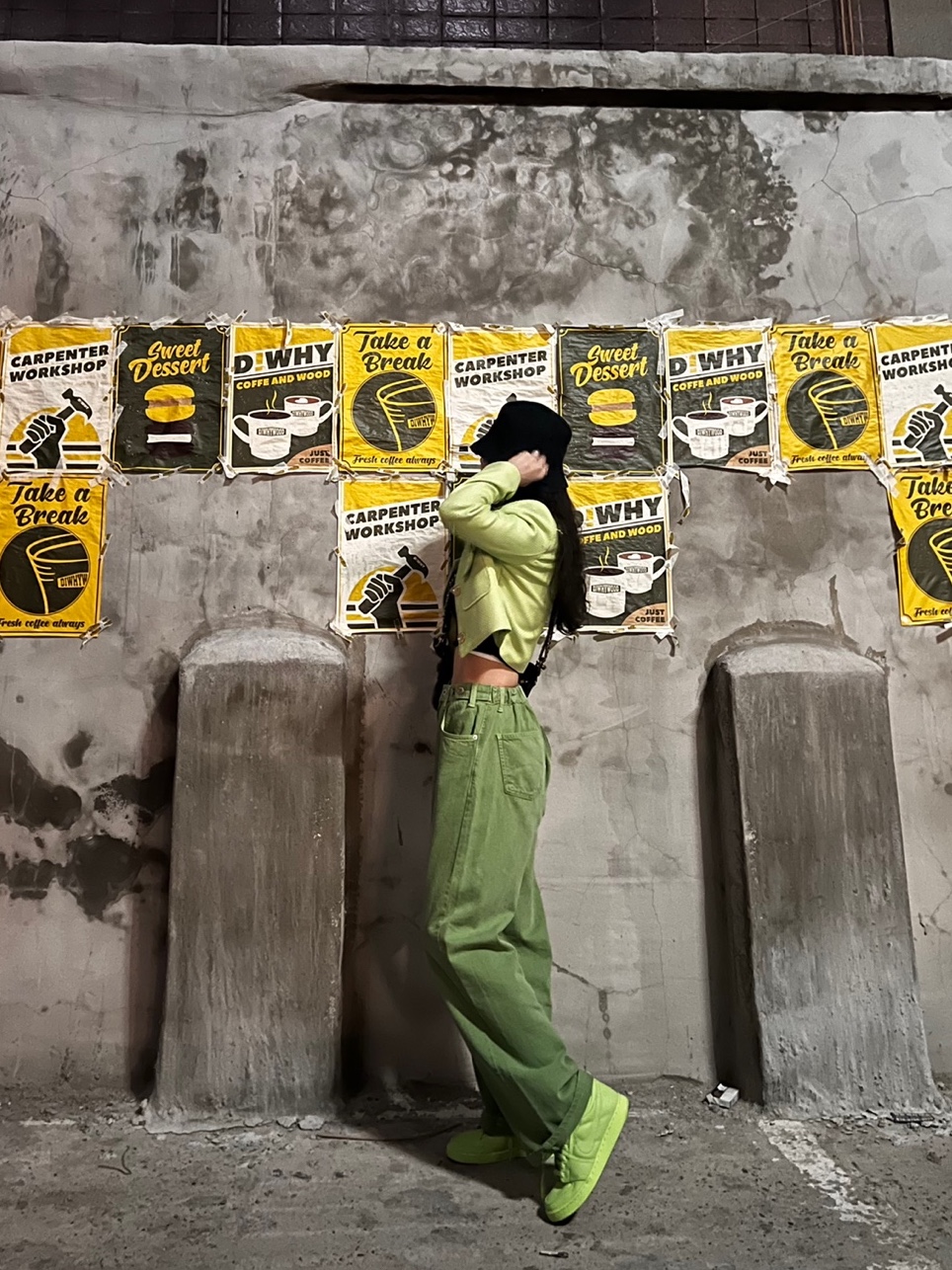 (W) Jordan 1 x Billie Eilish KO SP Lime Green, Chanel Gabrielle Small Hobo Bag Aged Calfskin & Gold Black 착용 스타일 - 3