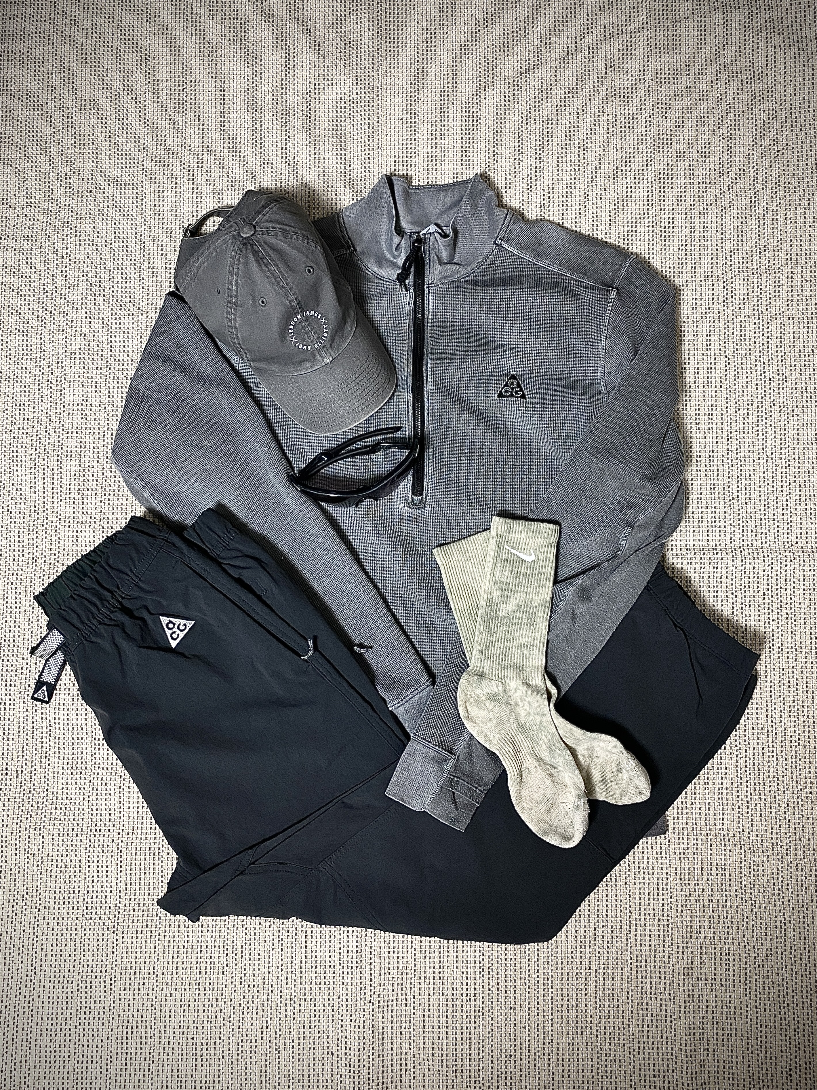 Nike NRG Dri-Fit ACG ADV Steeple Rock Half Zip Base Layer Black - Asia, Nike ACG Trail Pants Dark Smoke Grey - Asia 착용 스타일 - 2