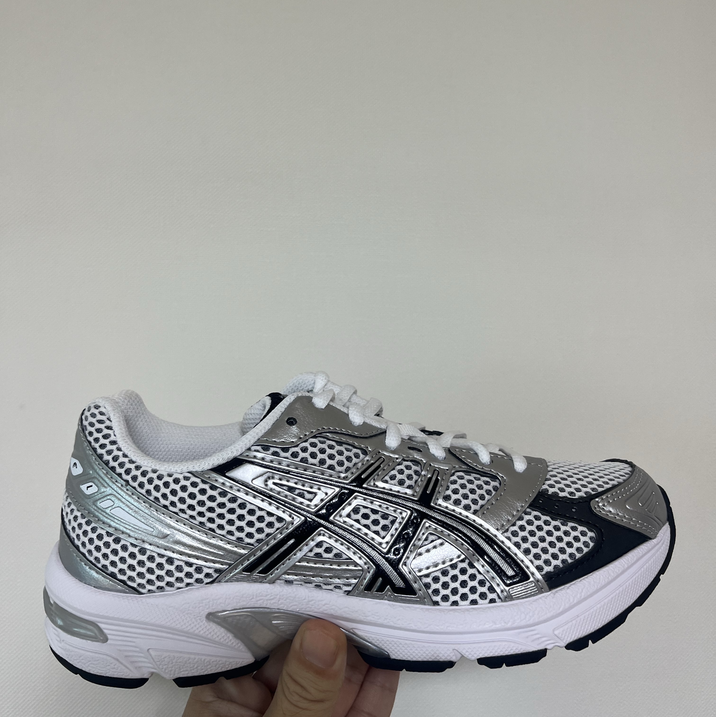 Asics Gel-1130 White Black 착용 스타일 - 1
