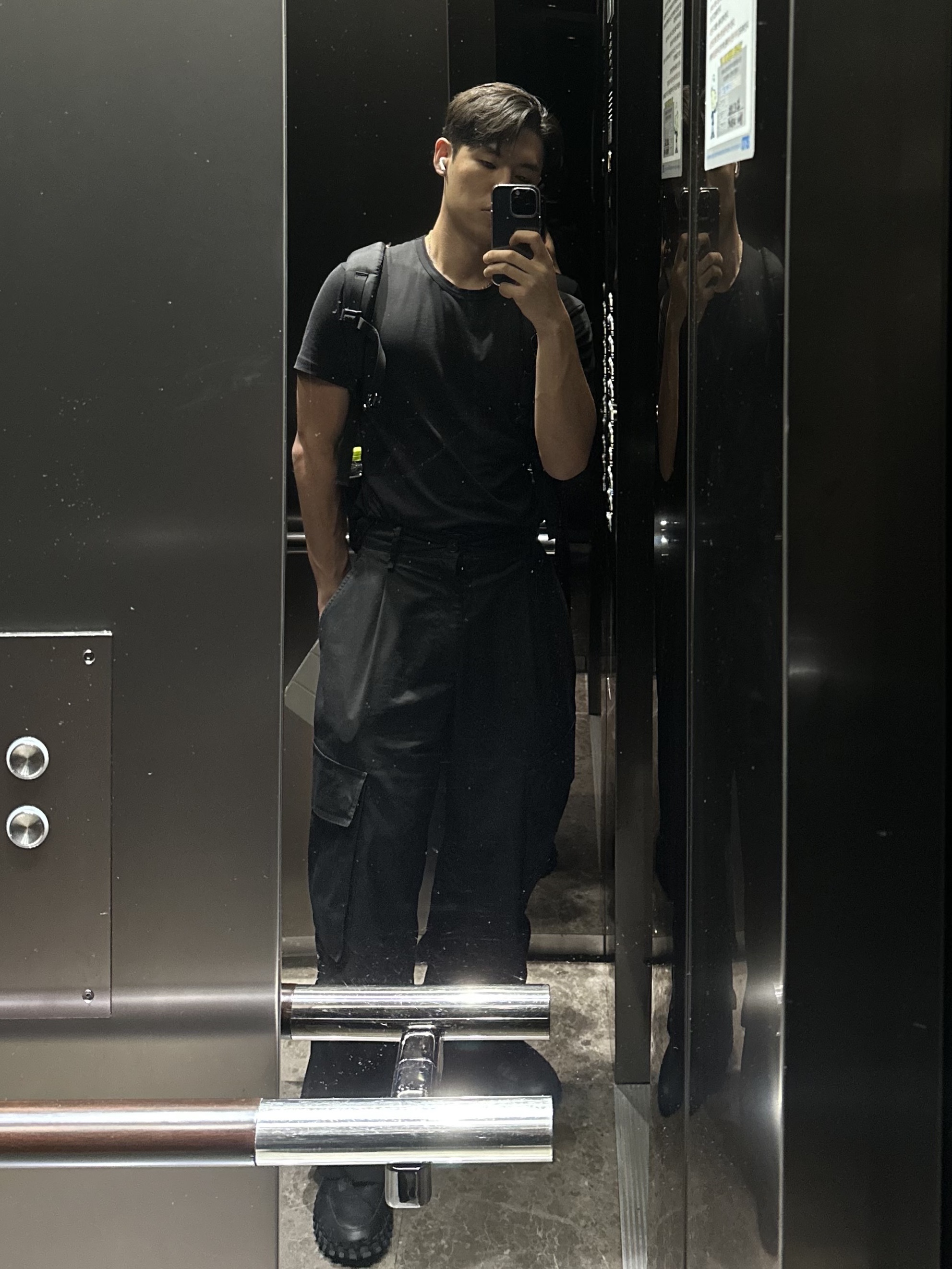 Nike x Jacquemus J Force 1 Low LX SP Black, Arc'teryx Mantis 26 Backpack Black 착용 스타일 - 3