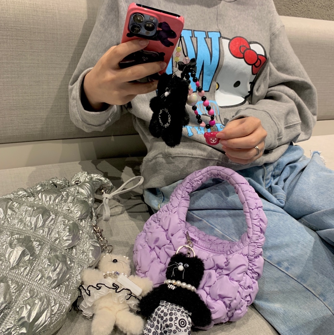 Monamhee x 10 Corso Como Bianco Keyring Black, COS Quilted Micro Bag Purple 착용 스타일 - 3