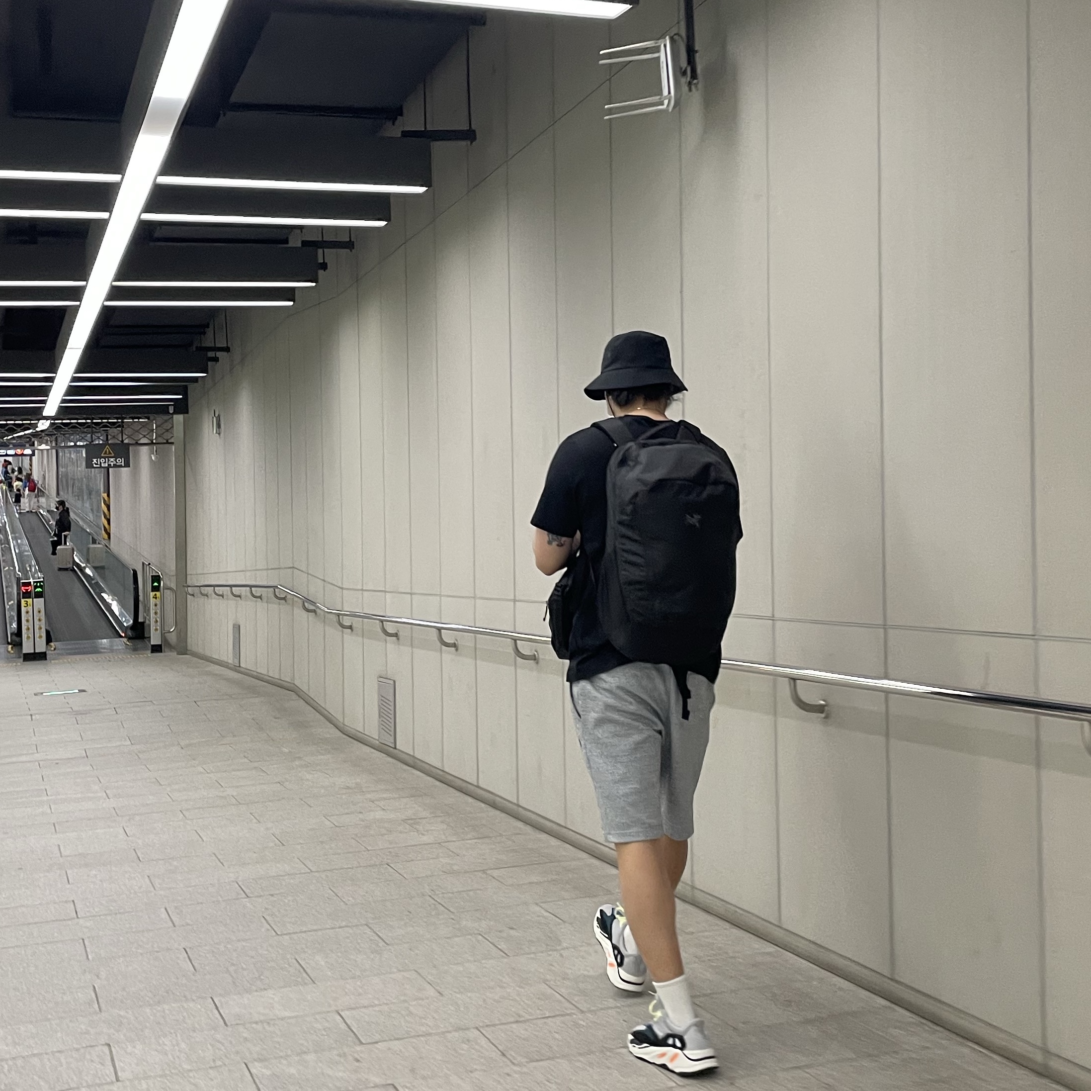 Arc'teryx Mantis 32 Backpack Black, Adidas Yeezy Boost 700 Wave Runner Solid Grey 2021/2022 착용 스타일 - 1