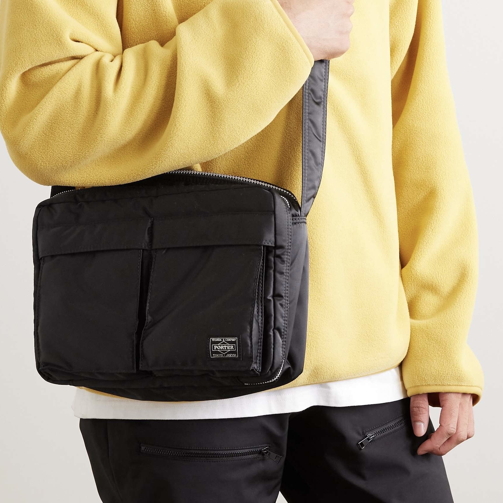 Porter Tanker Shoulder Bag S Black, Porter Tanker Shoulder Bag L Black 착용 스타일 - 4