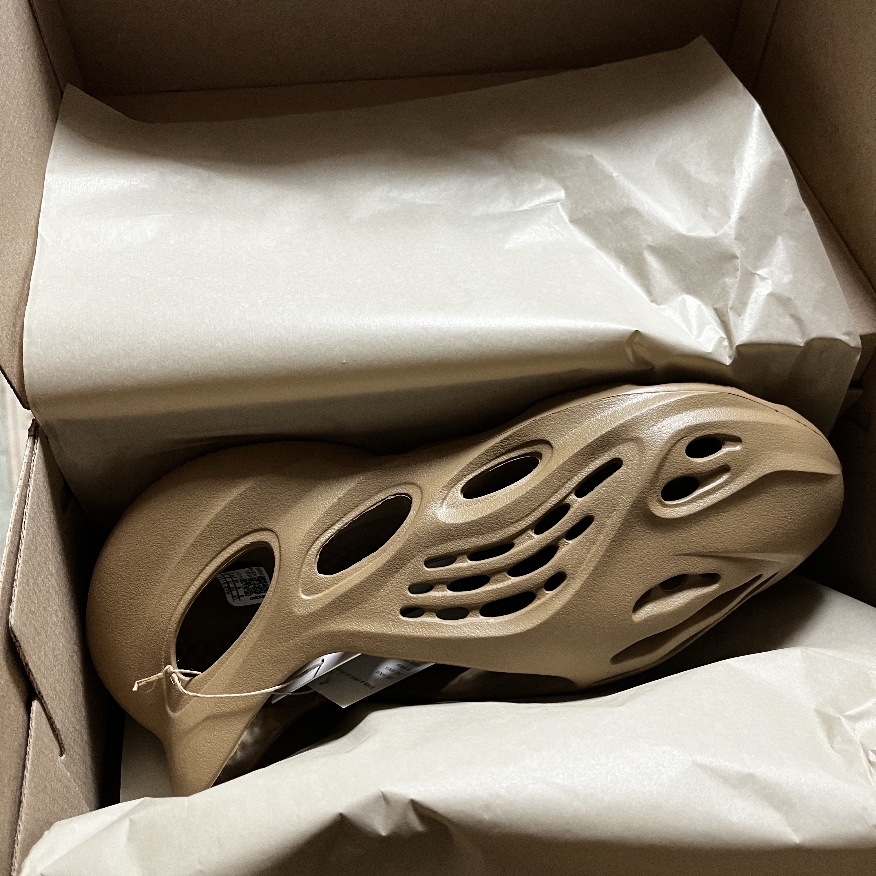 Adidas Yeezy Foam RNNR Clay Taupe 착용 스타일